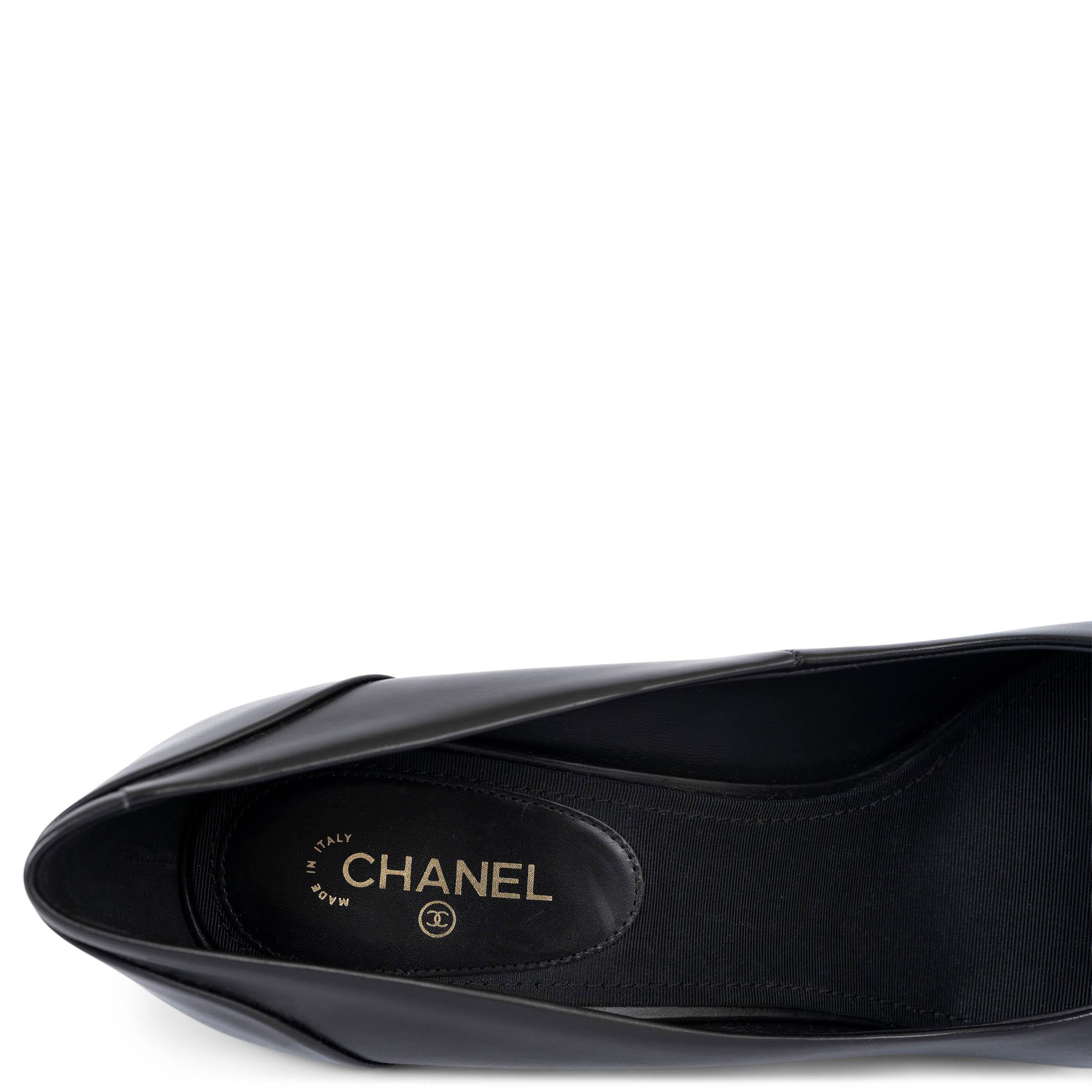 CHANEL black leather 18P G33701 Pumps Shoes 41.5 For Sale 3