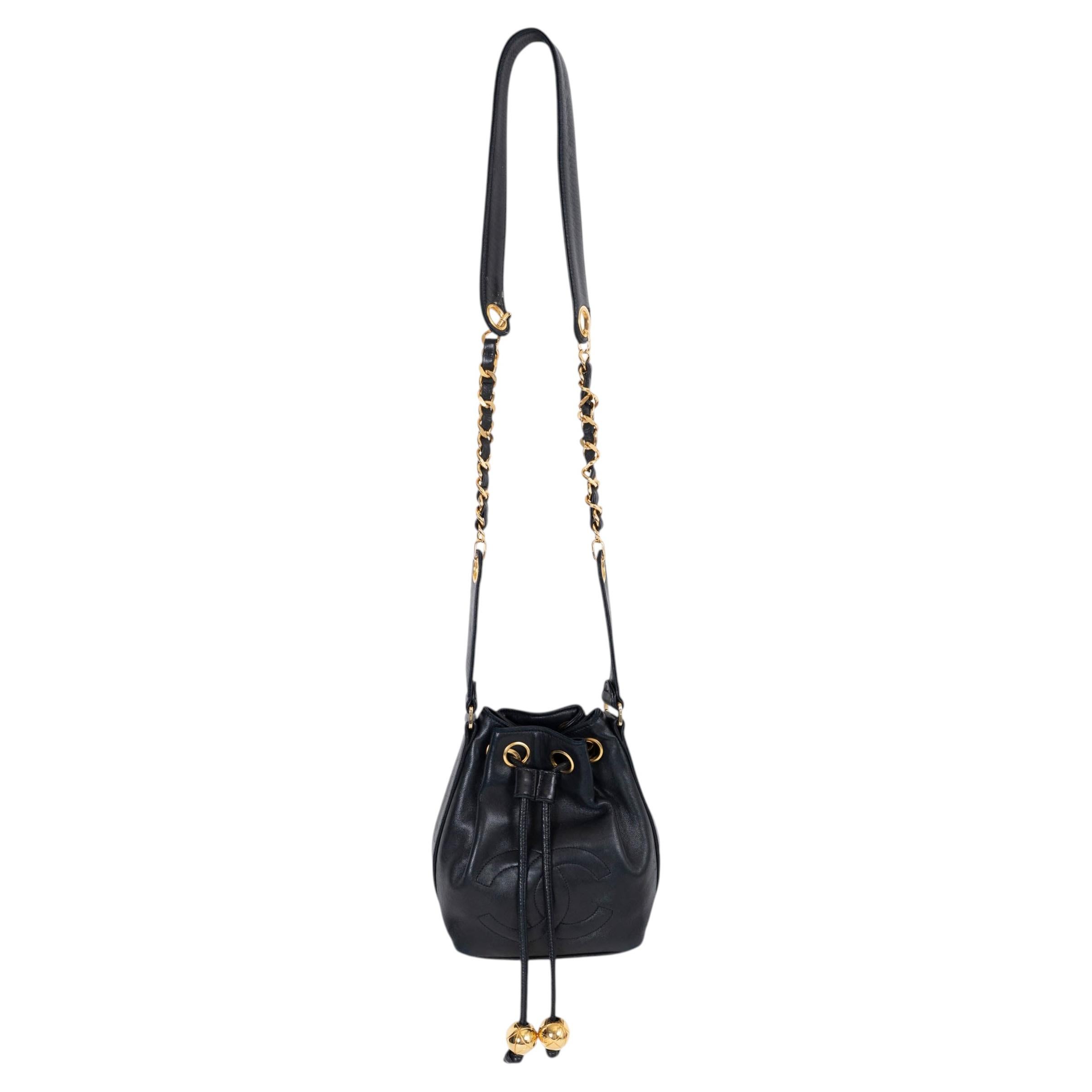 Sac à bandoulière MINI BUCKET Chanel en cuir noir des années 1990