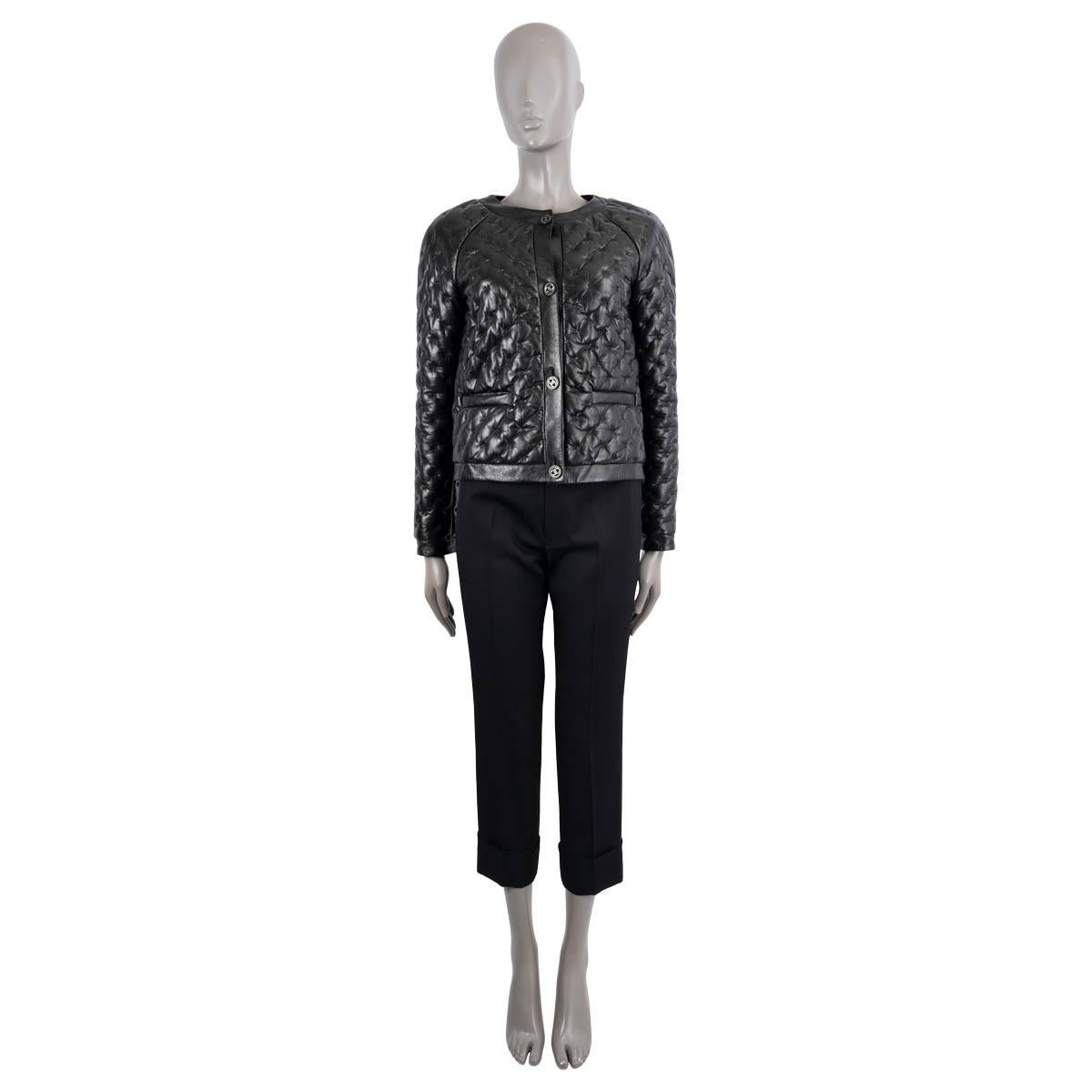 Chaqueta acolchada Chanel 100% auténtica de piel de cordero negra (100%). Presenta cuatro botones con el logotipo CC en la parte delantera y dos en los puños, cuello redondo y dos bolsillos con aberturas en la parte delantera. Forro de seda negra
