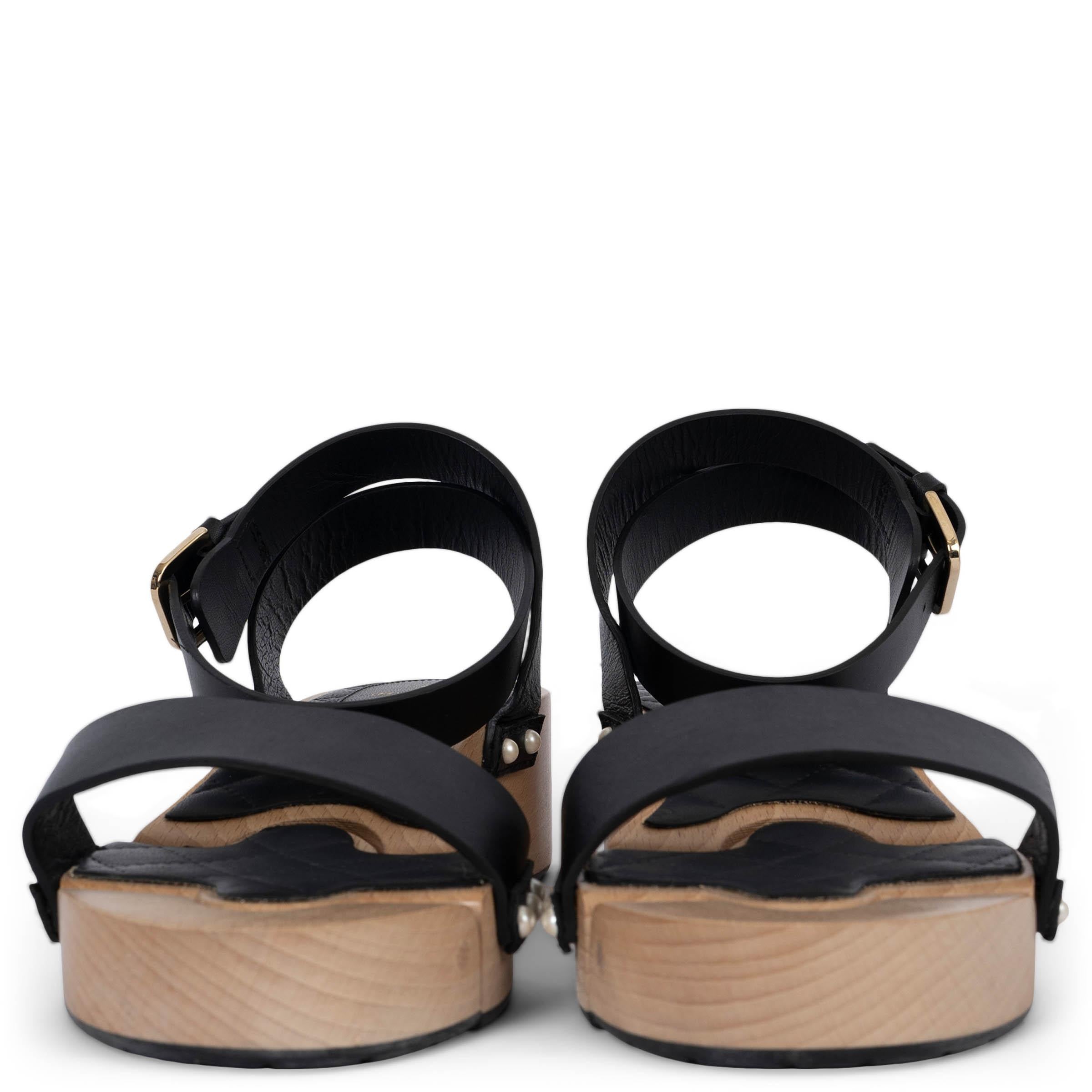 100% authentic Chanel clogs sandals in black leather. Feature a hinged wooden sole in three parts that follow the foot's anatomy and faux pearl rivets on the sides. Tie around the ankles. Have been worn and are in excellent condition.

2016