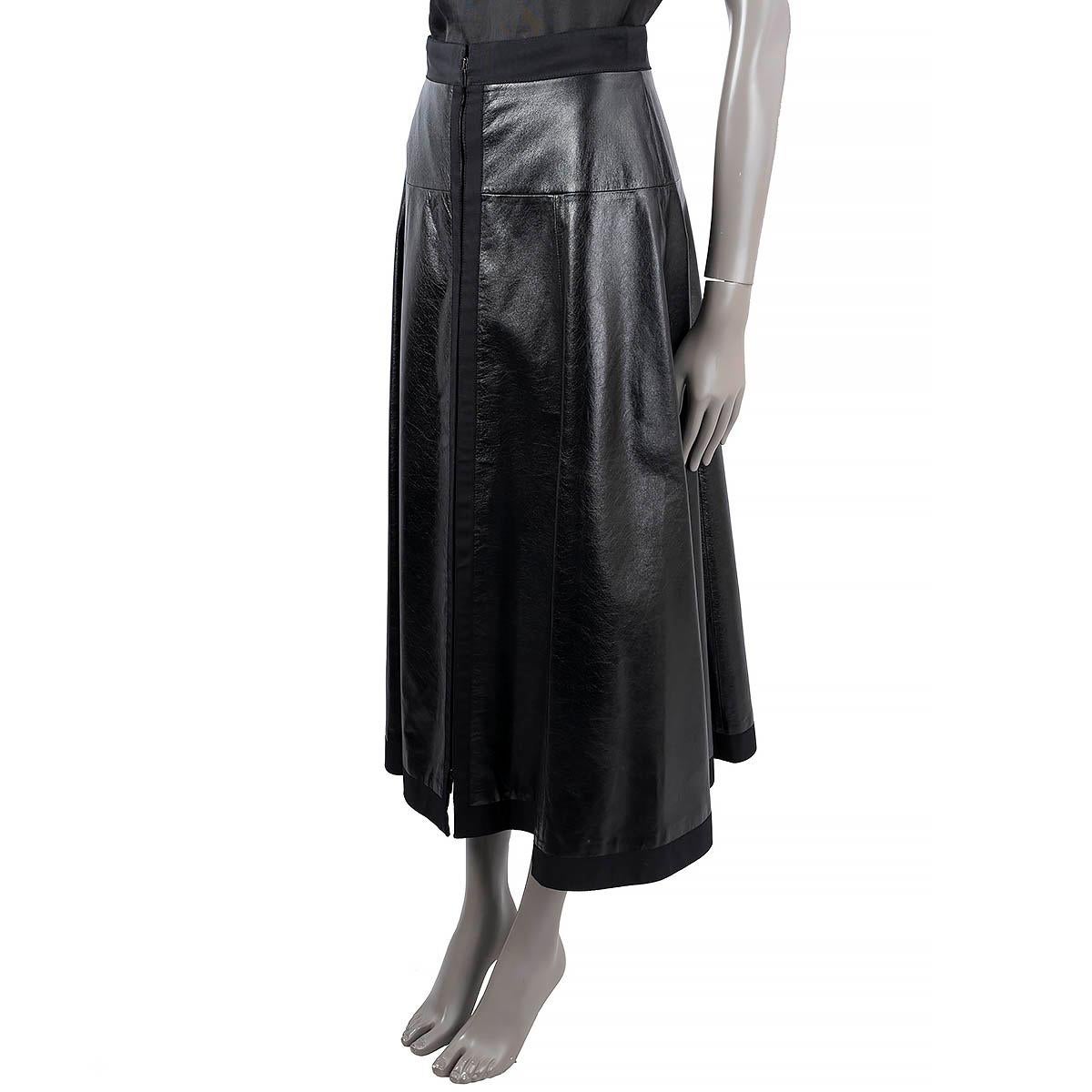 100% authentic Chanel 2016 leather midi skirt in black lambskin (100%). Features a zip front and two slant pockets on the front. Lined in cotton (75%) and silk (25%). Has been worn and is in excellent condition.

Chanel 2016