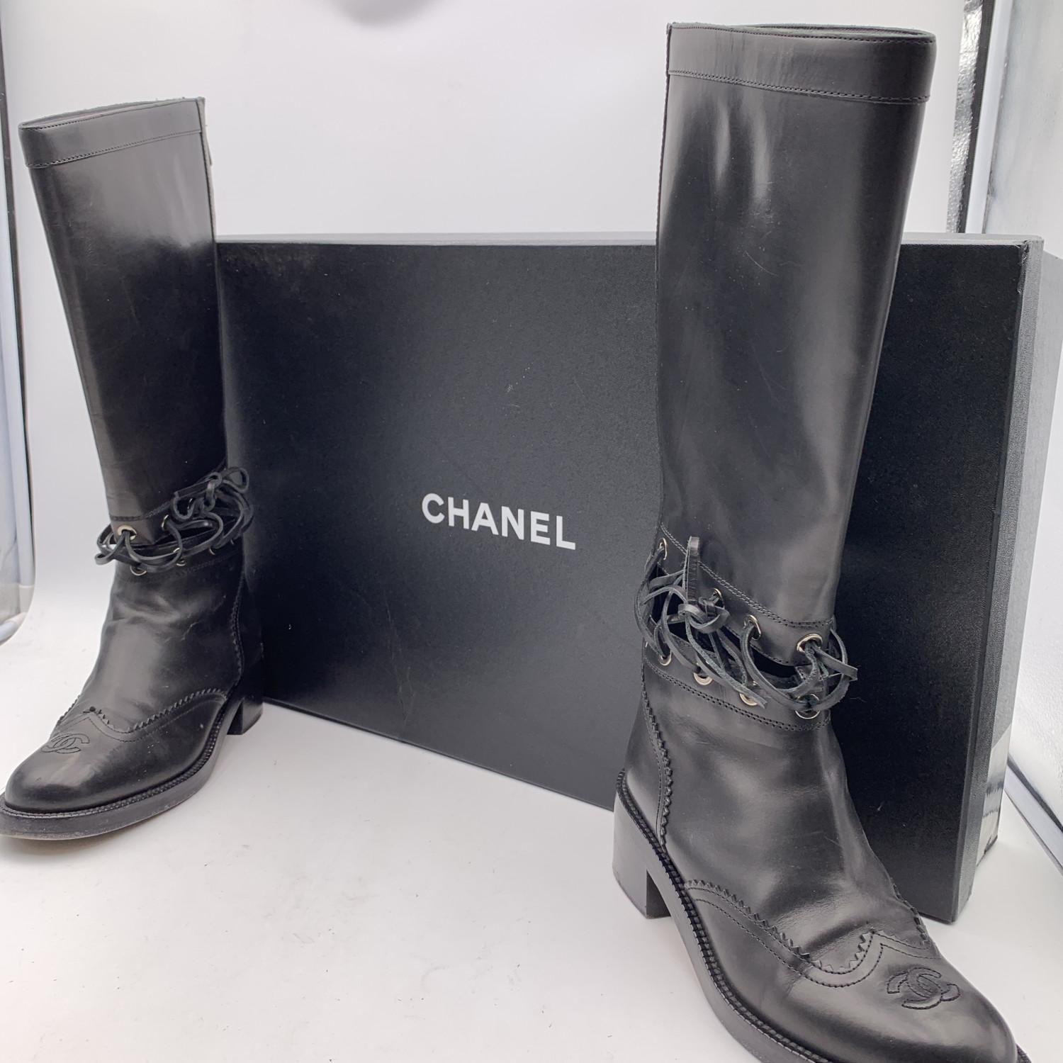 Chanel Black Leather 2016 Lace-Up Cutout CC Knee High Boots Size 38 For Sale 2