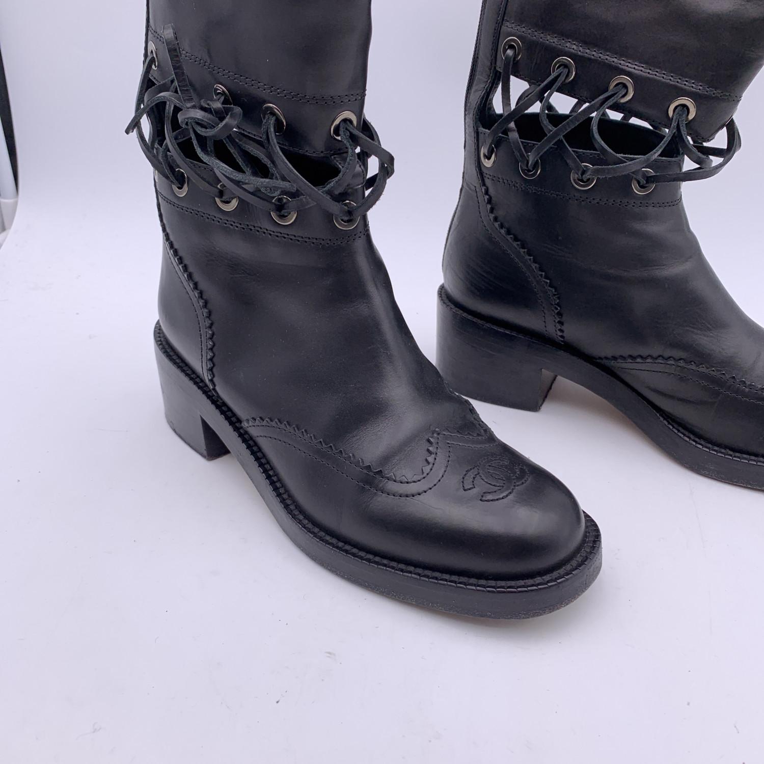 Chanel Black Leather 2016 Lace-Up Cutout CC Knee High Boots Size 38 For Sale 3