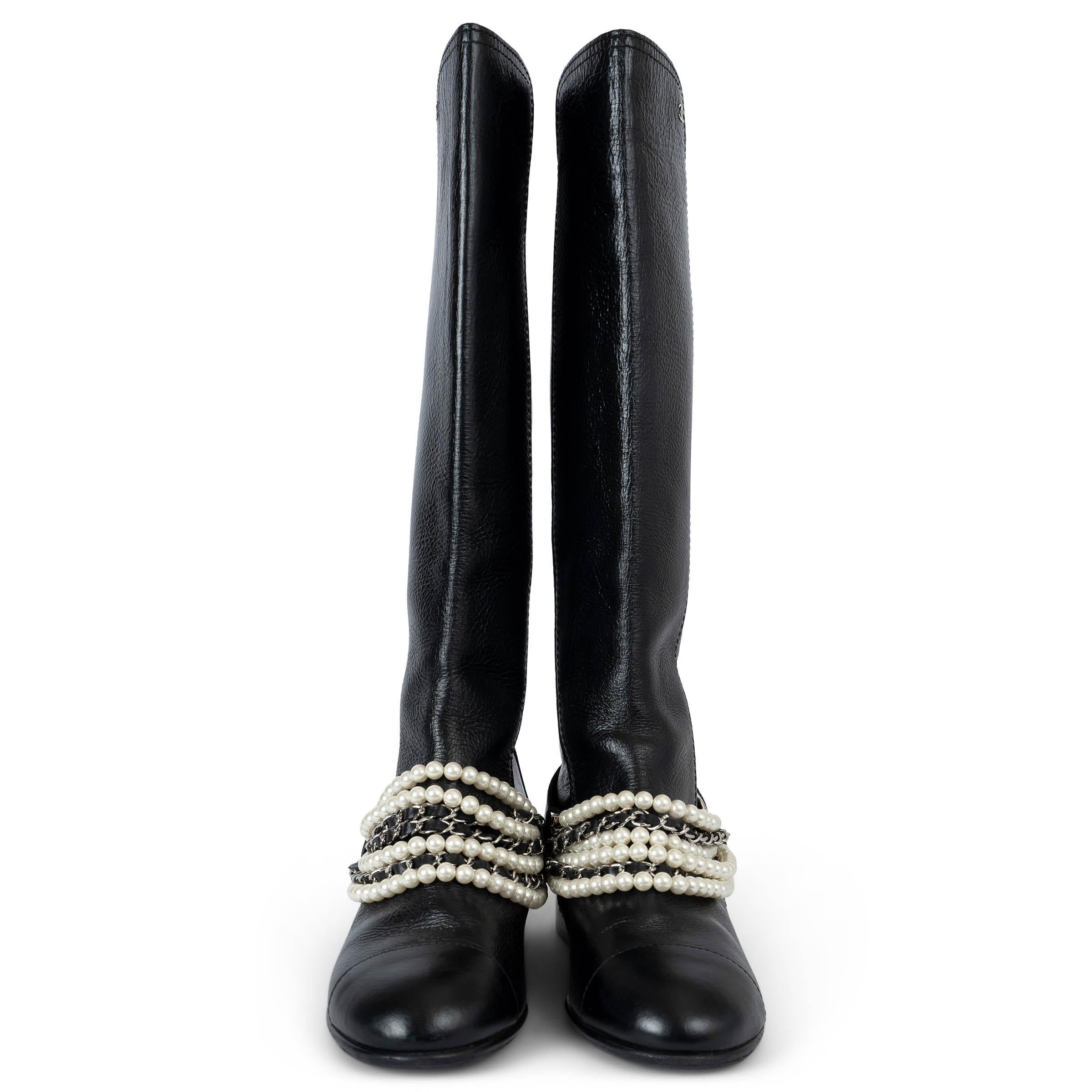 100% authentic Chanel riding boots in black crinkled calfskin embellished embellished with detachable silver-tone pearl chain. The design features classic tonal cap toe and a zipper on the back. Have been worn and are in excellent condition. Black