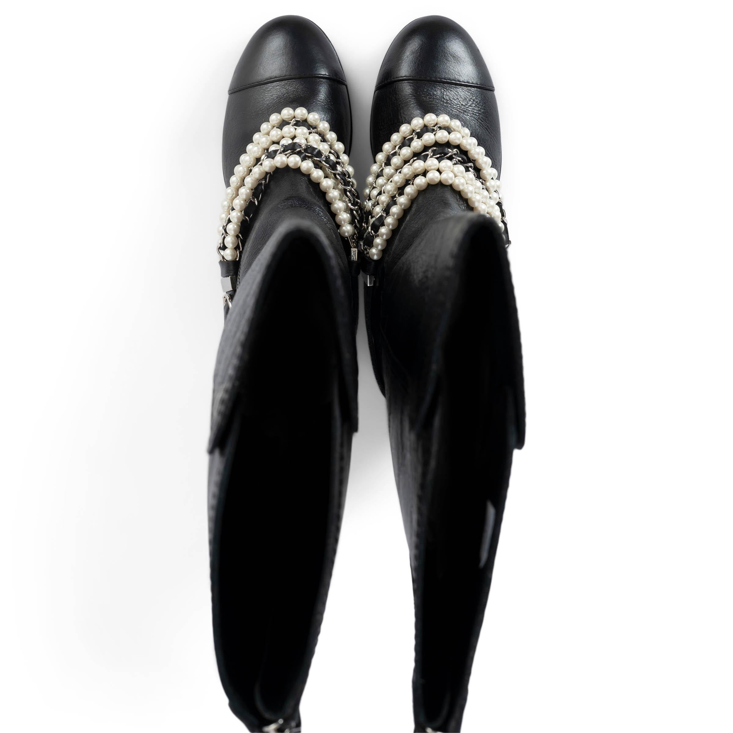 CHANEL black leather 2018 18A HAMBURG PEARL CHAIN RIDING Boots Shoes 37.5 For Sale 1