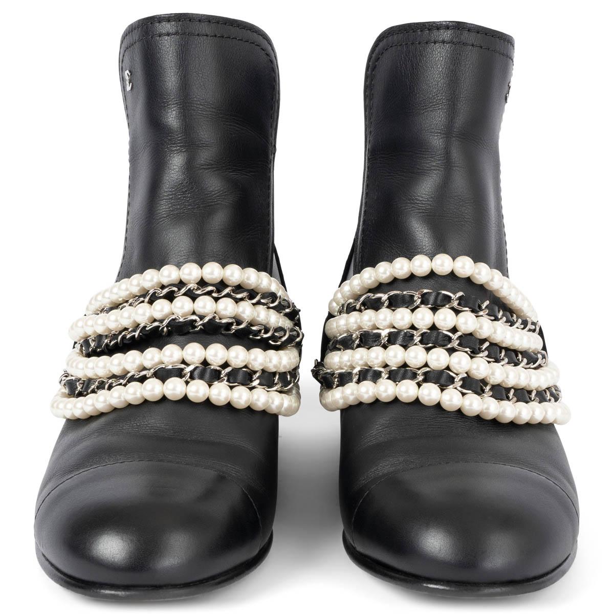 100% authentic Chanel chelsea ankle boots in black smooth calfskin embellished with detachable pearl chain. The design features classic tonal cap toe and a zipper on the heel. Have been worn and are in excellent condition. 

2017 Paris-Greece