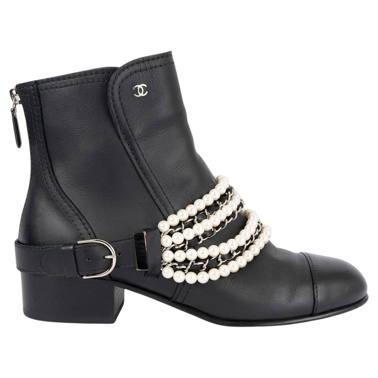 Chanel Pre-owned 2010 CC Faux-Pearl Ankle Boots - Black