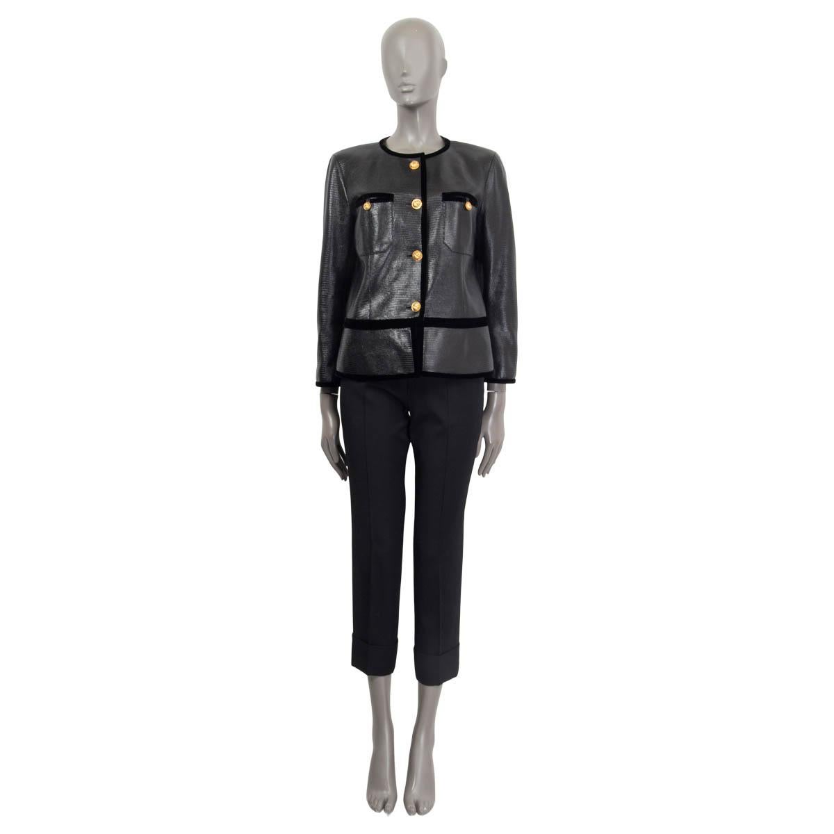 100% autentica giacca Chanel in finta lucertola in pelle di cervo nera goffrata (100%). Collezione primavera/estate 2019. Presenta un bordo in velluto, due tasche applicate con bottoni sul davanti e polsini con bottoni. Si apre con quattro bottoni