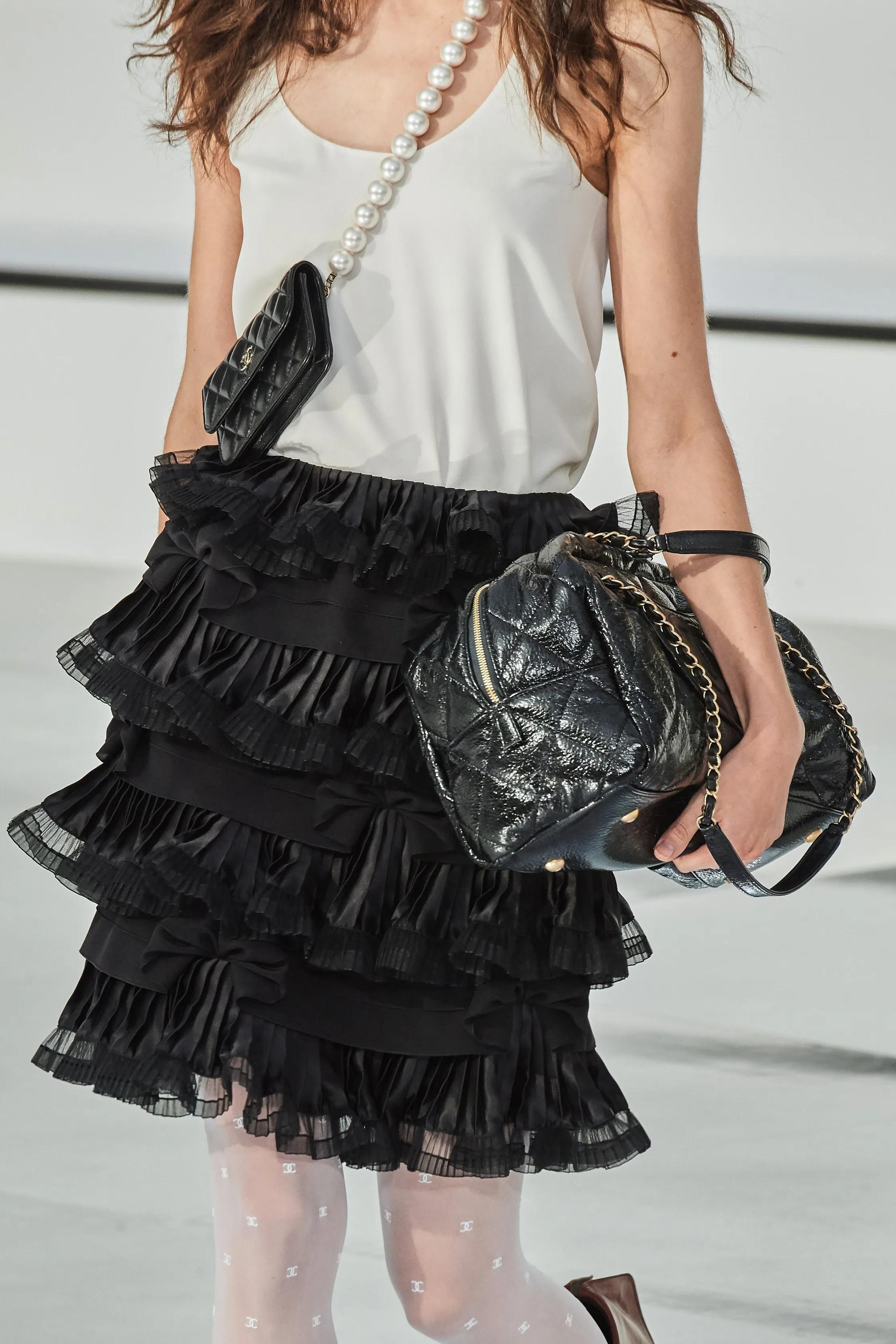 CHANEL black leather 2020 20K MAXI PEARLS CLUTCH WITH CHAIN Bag For Sale 5