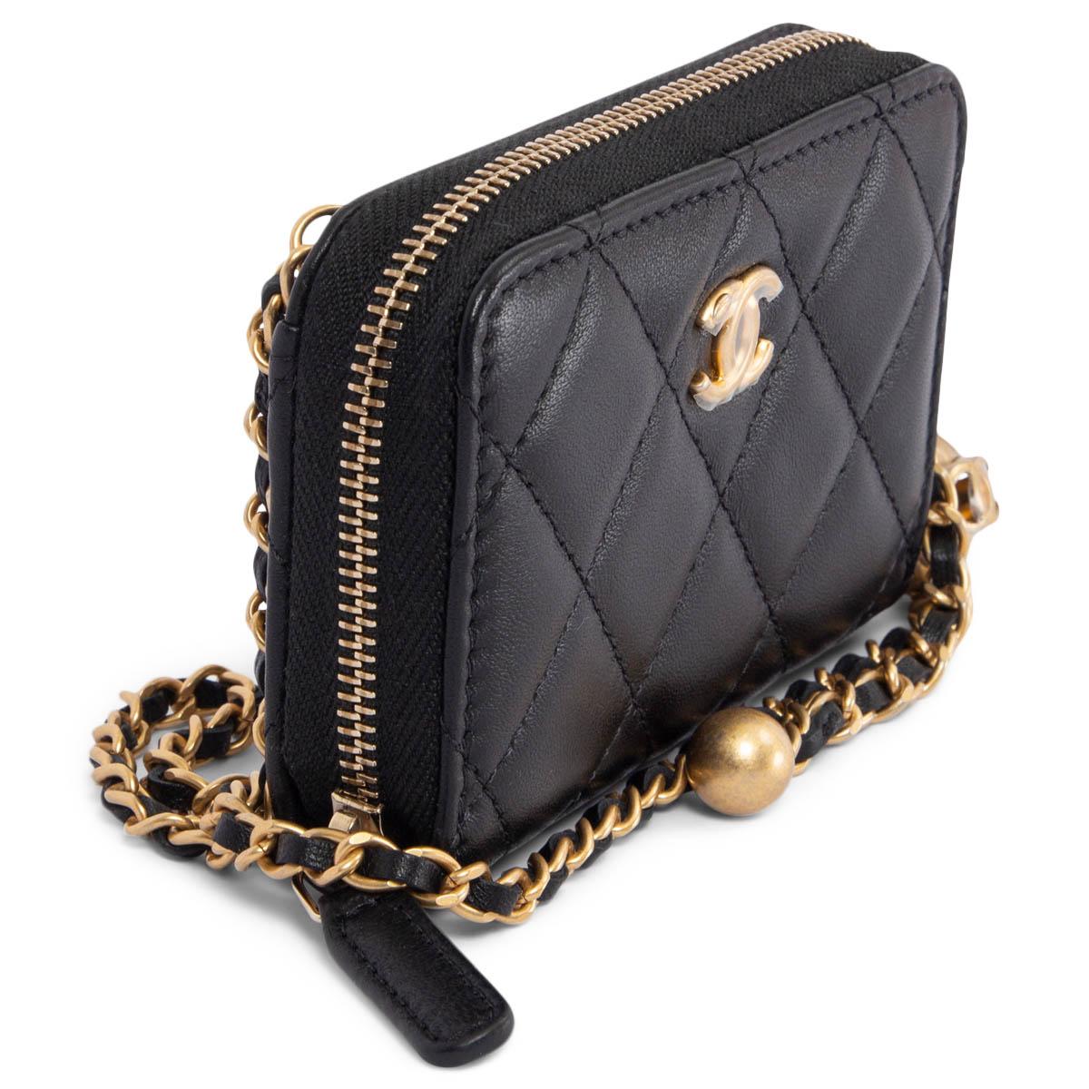 100% authentic Chanel 2022 Pearl Crush credit card crossbody wallet in black quilted calfskin with a slip pocket at the back and gold-tone hardware. Opens with a zipper on top to 3 compartements and is lind in beige grosgrain. Brand new.