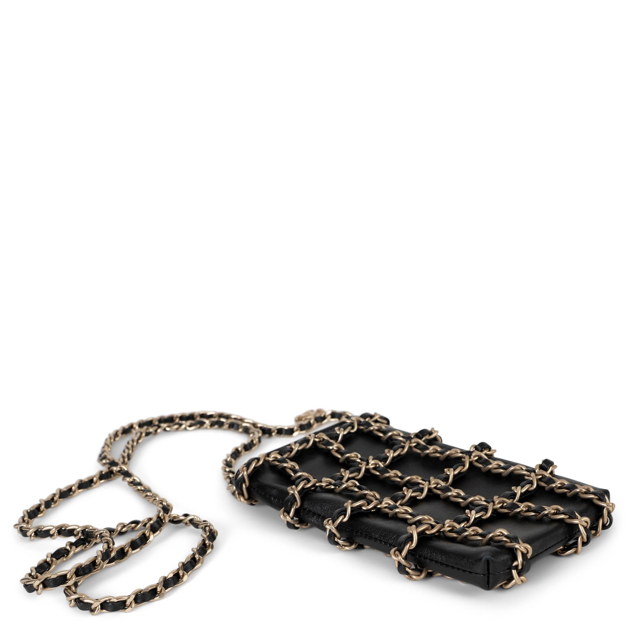 CHANEL schwarzes Leder 20C TECH ME OUT CHAIN CAGE PHONE Case Tasche (Schwarz) im Angebot