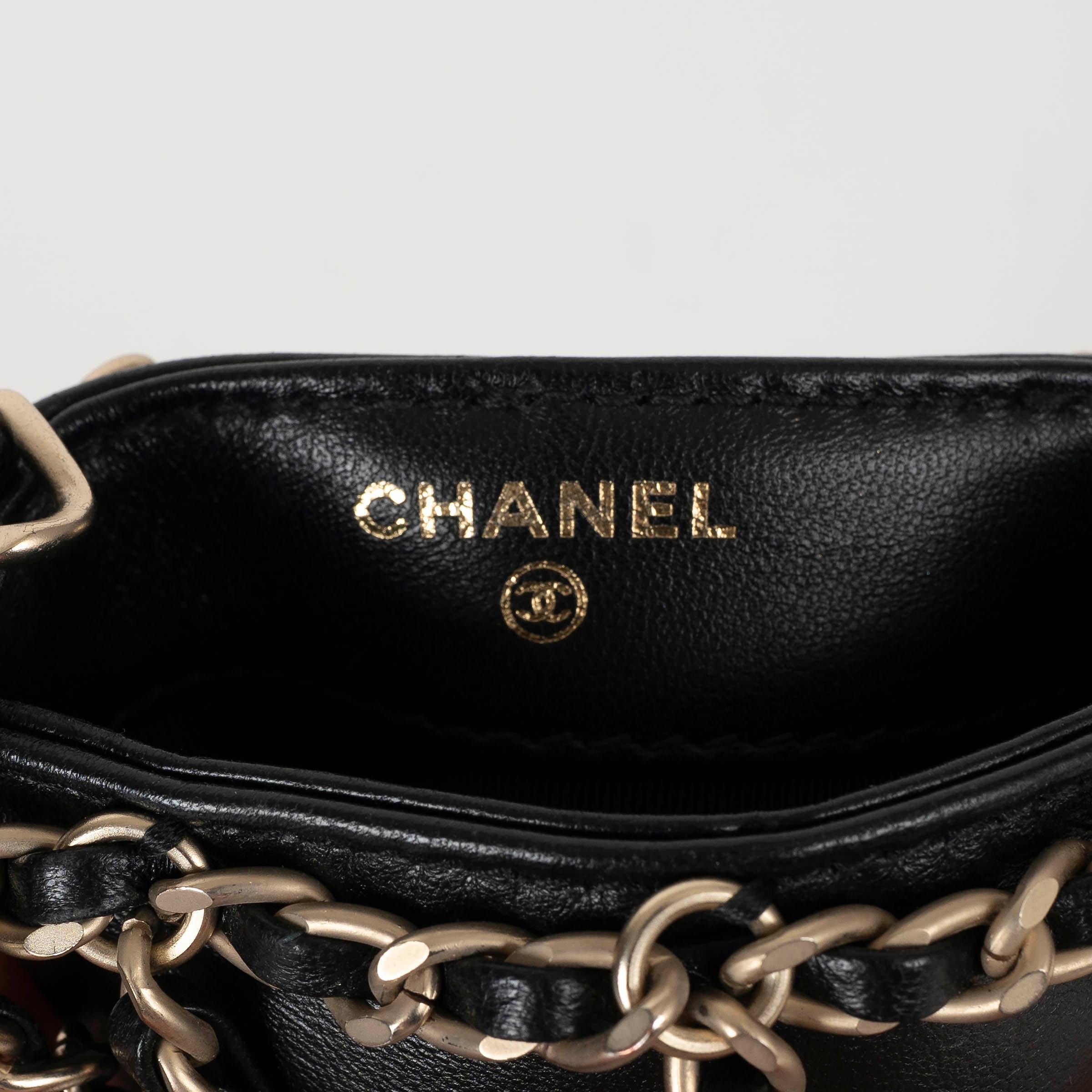 CHANEL schwarzes Leder 20C TECH ME OUT CHAIN CAGE PHONE Case Tasche im Angebot 1