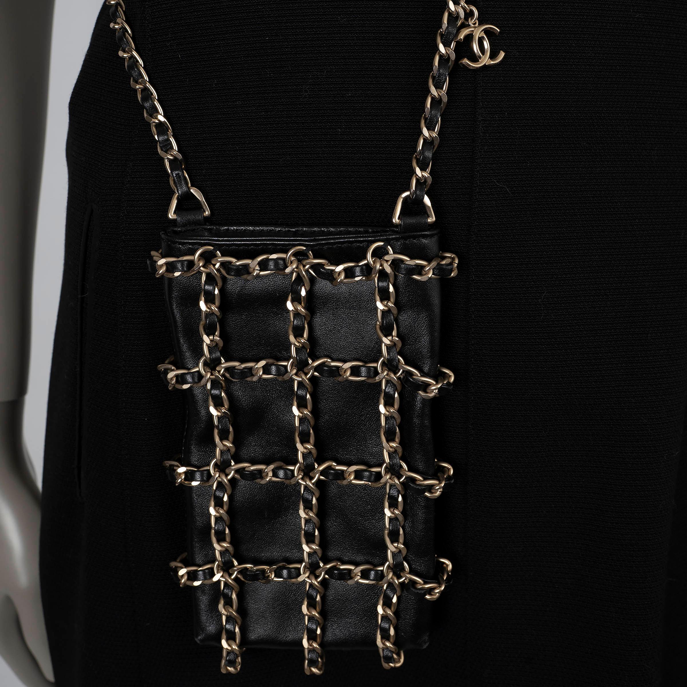 CHANEL schwarzes Leder 20C TECH ME OUT CHAIN CAGE PHONE Case Tasche im Angebot 3