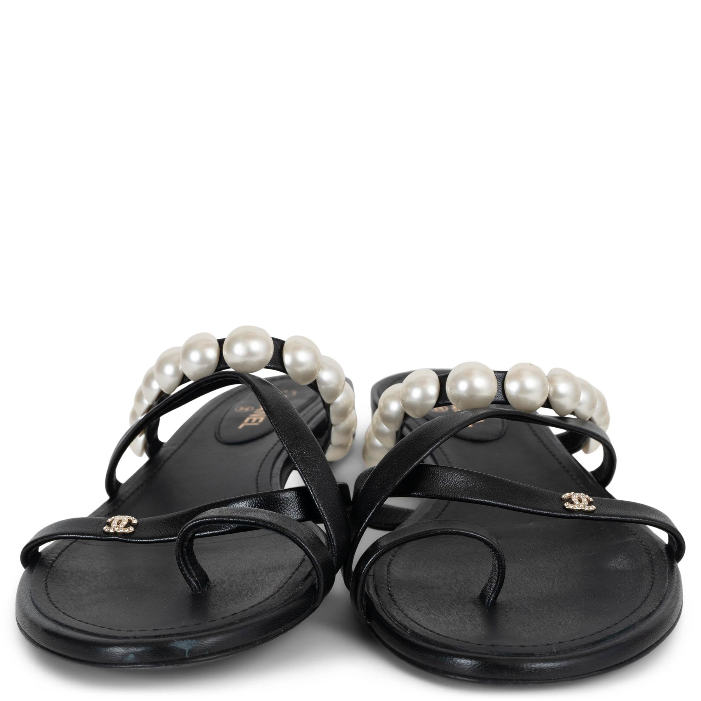 Ces sandales à glissière 100% authentiques de Chanel sont réalisées en cuir d'agneau noir et dotées d'une bride ornée de cabochons en fausses perles pour une touche ludique et raffinée à la fois. Dotées de trois fines brides sur le devant et d'une
