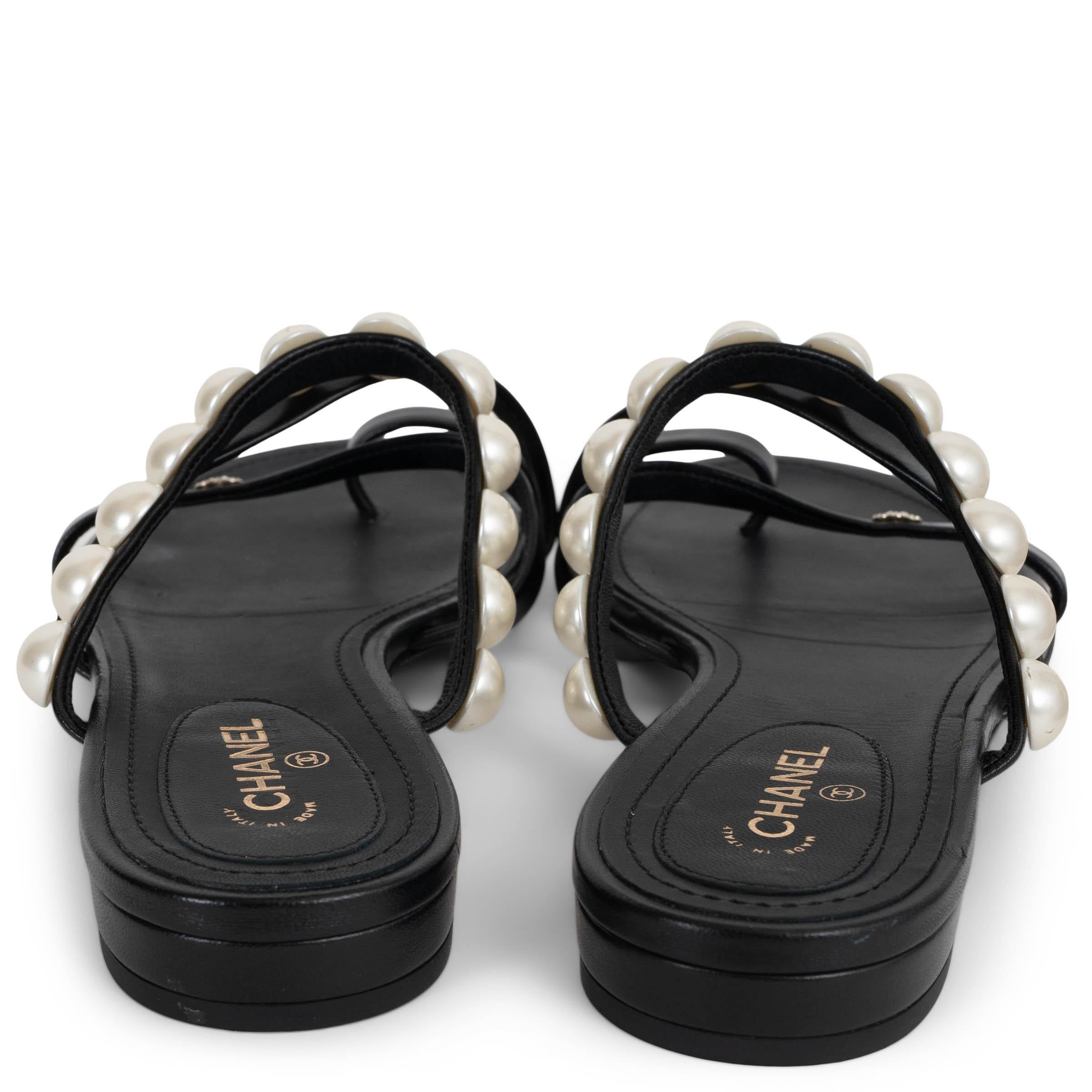 CHANEL cuir noir 21P PEARL SLIDE Sandales Chaussures 38.5 G37274 Pour femmes en vente