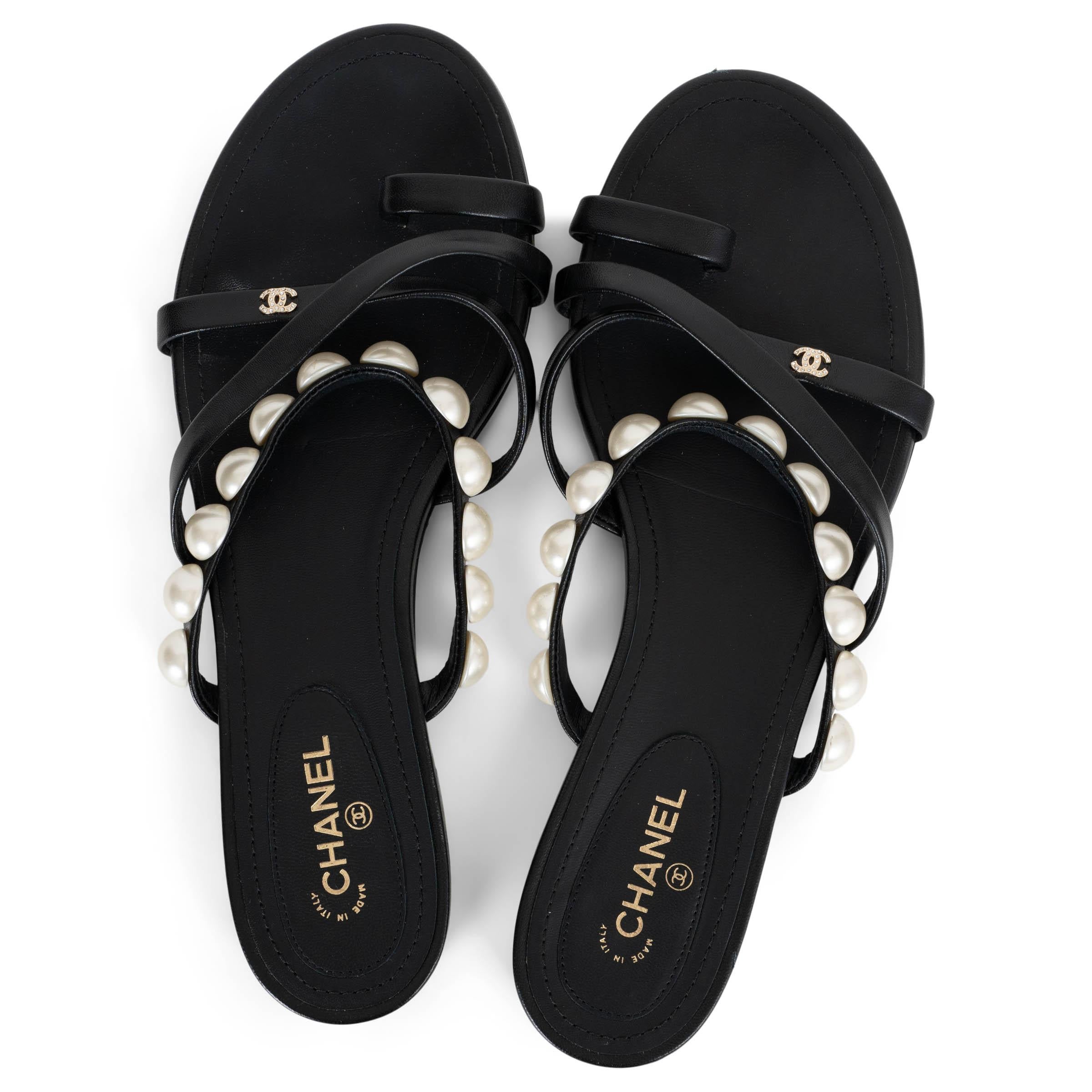 CHANEL cuir noir 21P PEARL SLIDE Sandales Chaussures 38.5 G37274 en vente 1