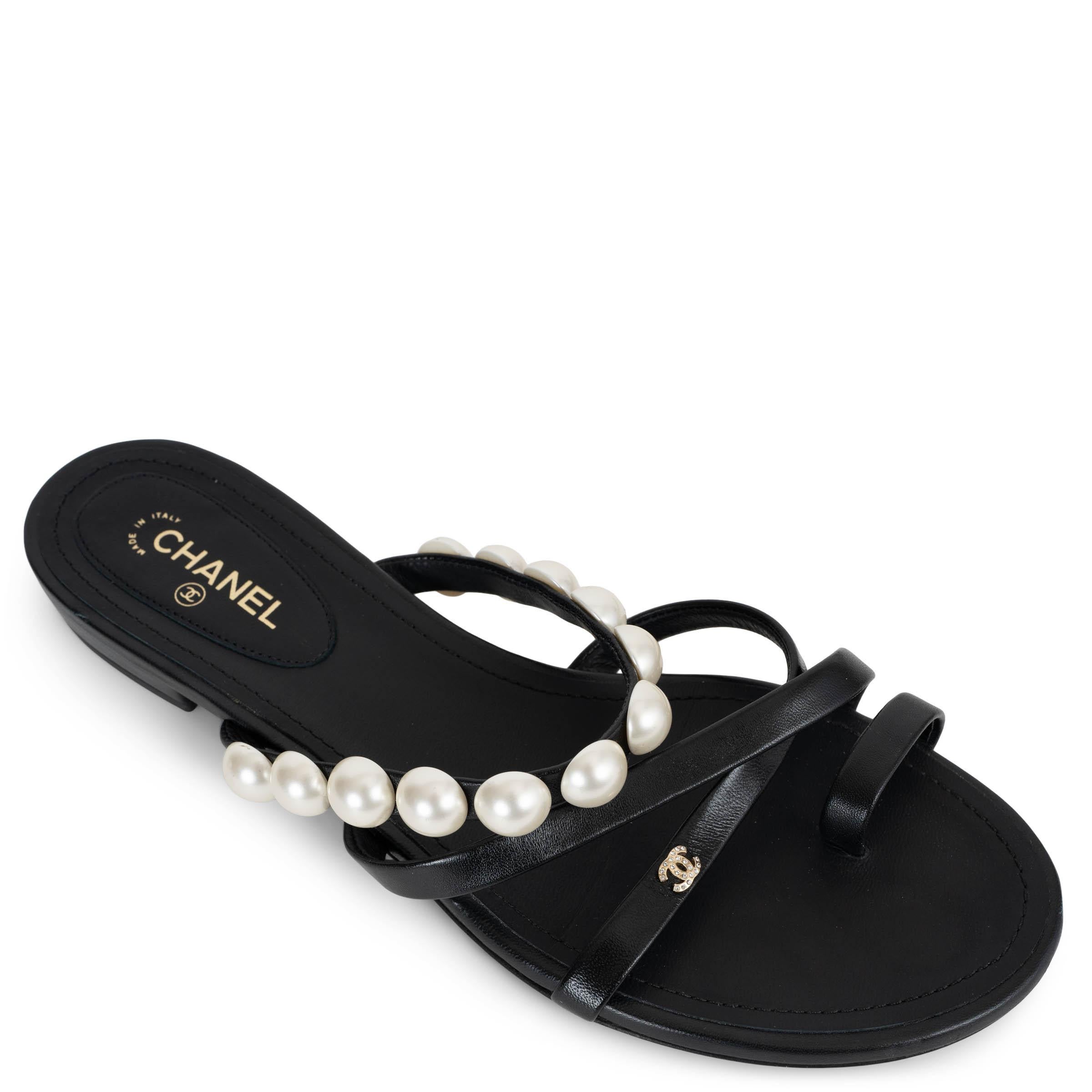 CHANEL cuir noir 21P PEARL SLIDE Sandales Chaussures 38.5 G37274 en vente 2