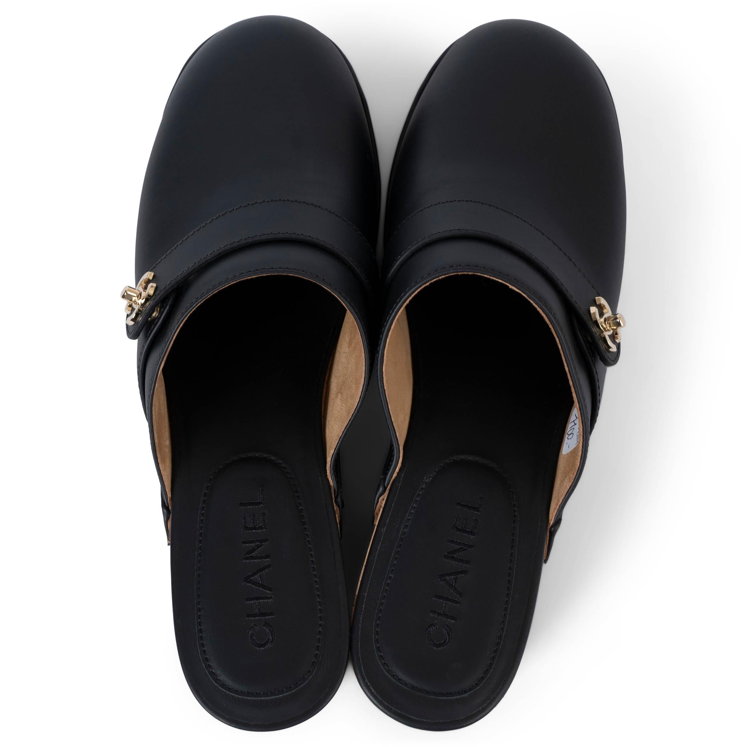 CHANEL black leather 21P TURNLOCK CLOGS Shoes 41 For Sale 1