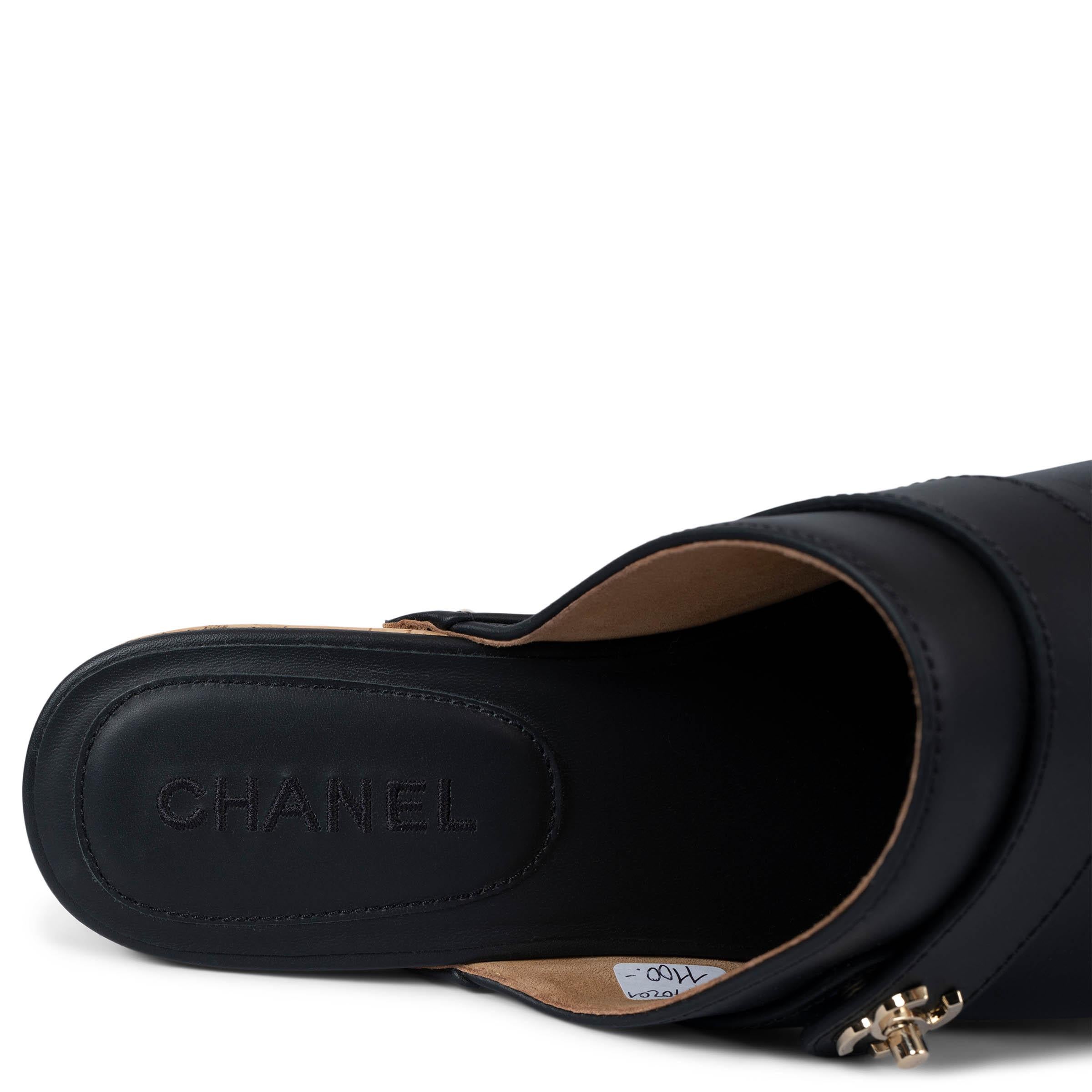 CHANEL black leather 21P TURNLOCK CLOGS Shoes 41 For Sale 2