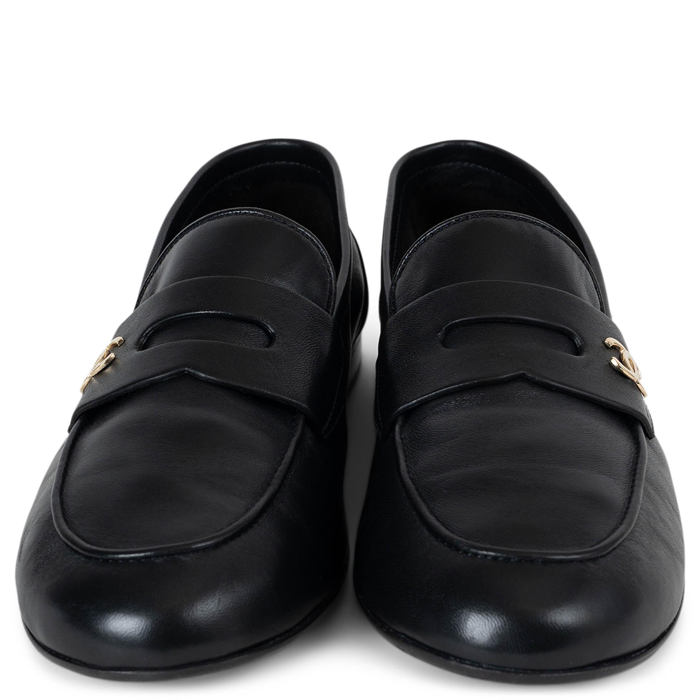 Dieser 100% authentische Chanel Penny Loafer aus schwarzem Lammleder ist eine raffinierte Interpretation eines zeitlosen Klassikers. Er hat eine abgerundete Zehenpartie und verfügt über den traditionellen, oben ausgeschnittenen Riemen, der mit einem