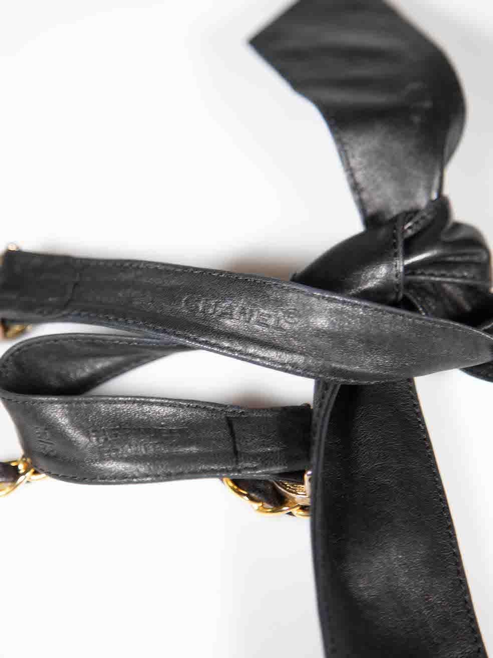Chanel Schwarzer 24k vergoldeter Medaillon-Gürtel aus Leder mit Kette Damen im Angebot