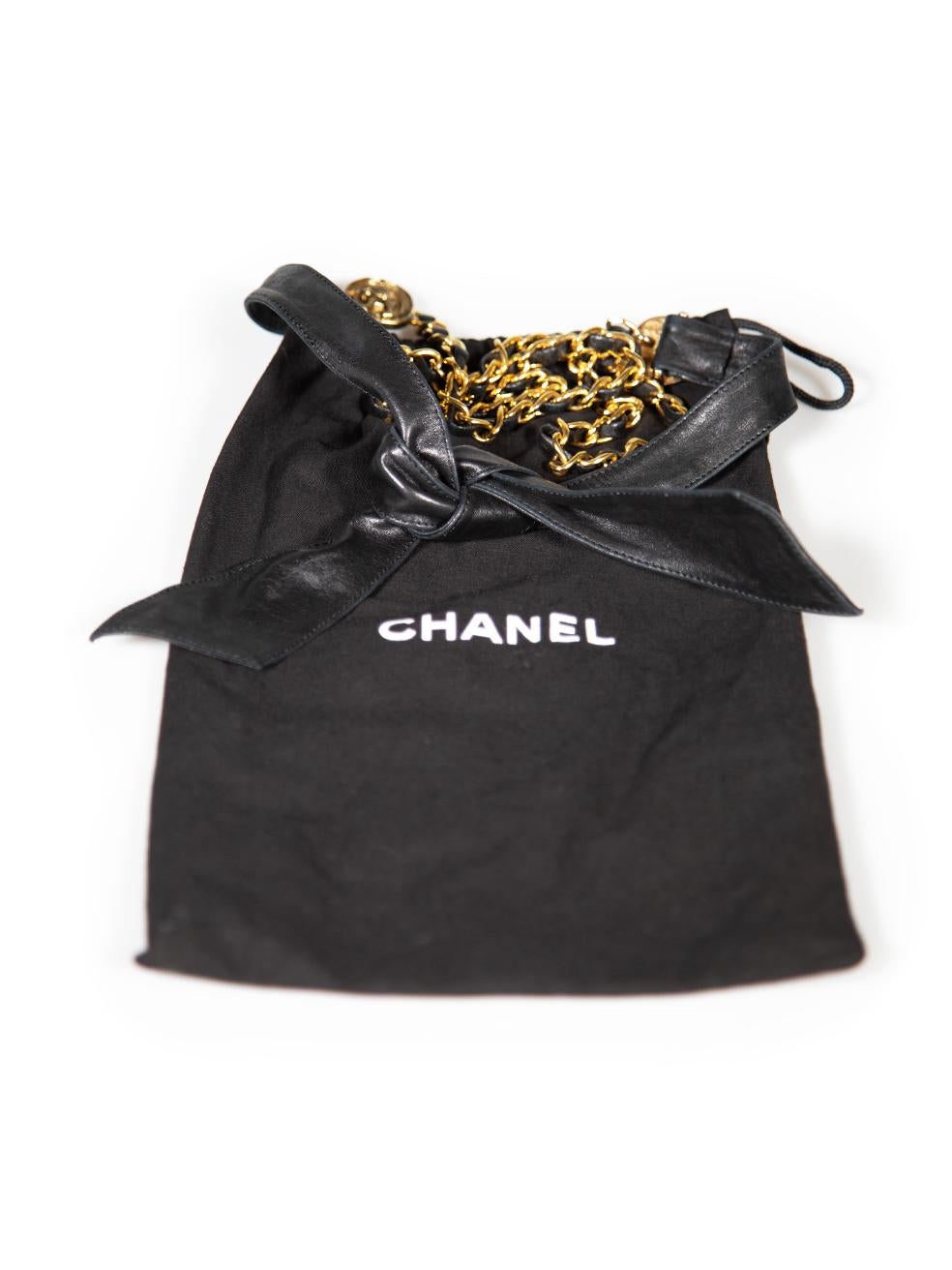 Chanel Schwarzer 24k vergoldeter Medaillon-Gürtel aus Leder mit Kette im Angebot 3