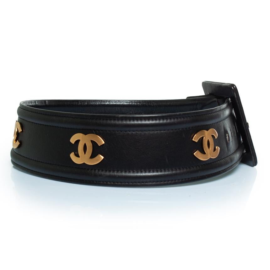 Chanel, Cintura 93 CC in pelle nera. Piccoli danni sulla pelle vicino alla fibbia, inoltre in ottime condizioni vintage.

CONDIZIONE: buone condizioni

DIMENSIONE: 70

MISURE: lunghezza 85 cm, larghezza 6,5 cm

MATERIALE: pelle

CURA: trattamento