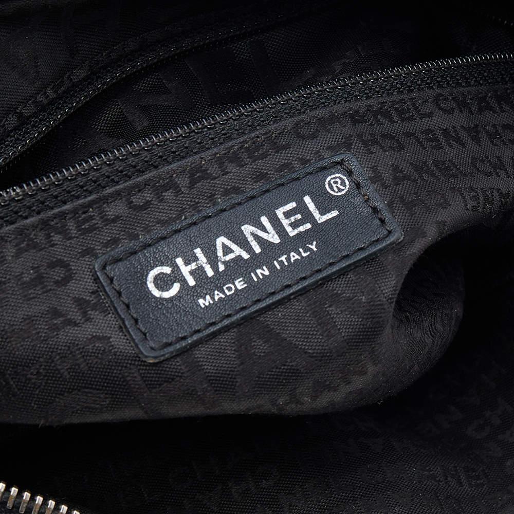 Chanel - Sac en cuir noir avec fermeture éclair en accordéon en vente 7