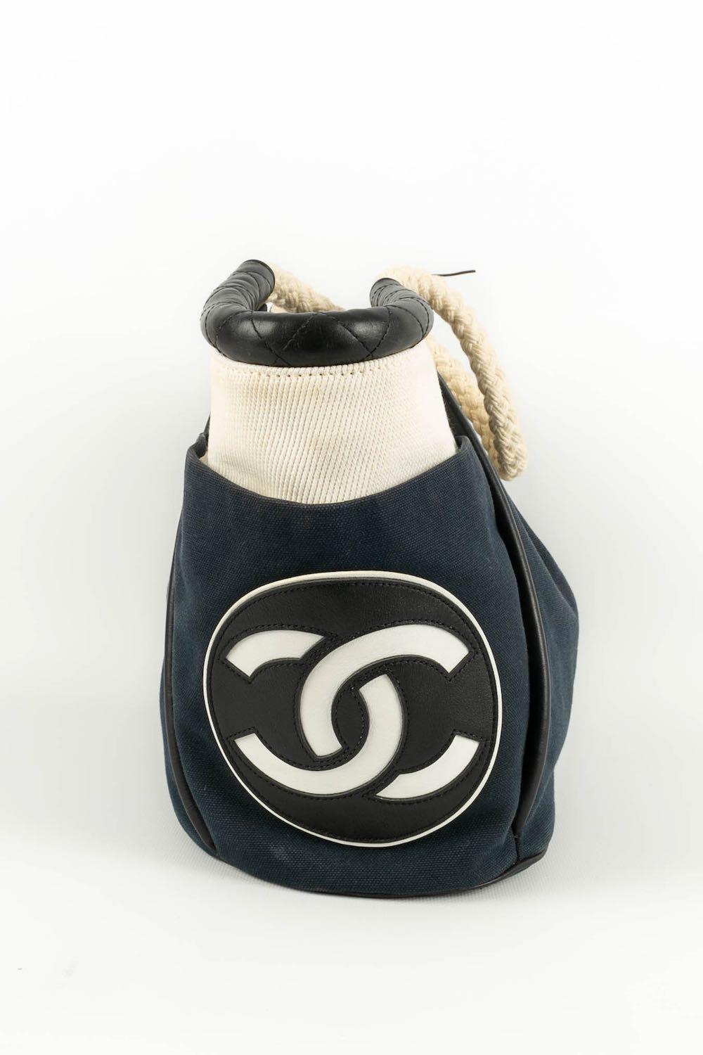 Chanel - (Made in Italy) Black leather and canvas bag. Attributes in silver plated metal. Serial number present Collection 2004/2005. Good condition. Presence of signal tasks present.

Additional information: 
Dimensions: Height: 24 cm, Length: 36