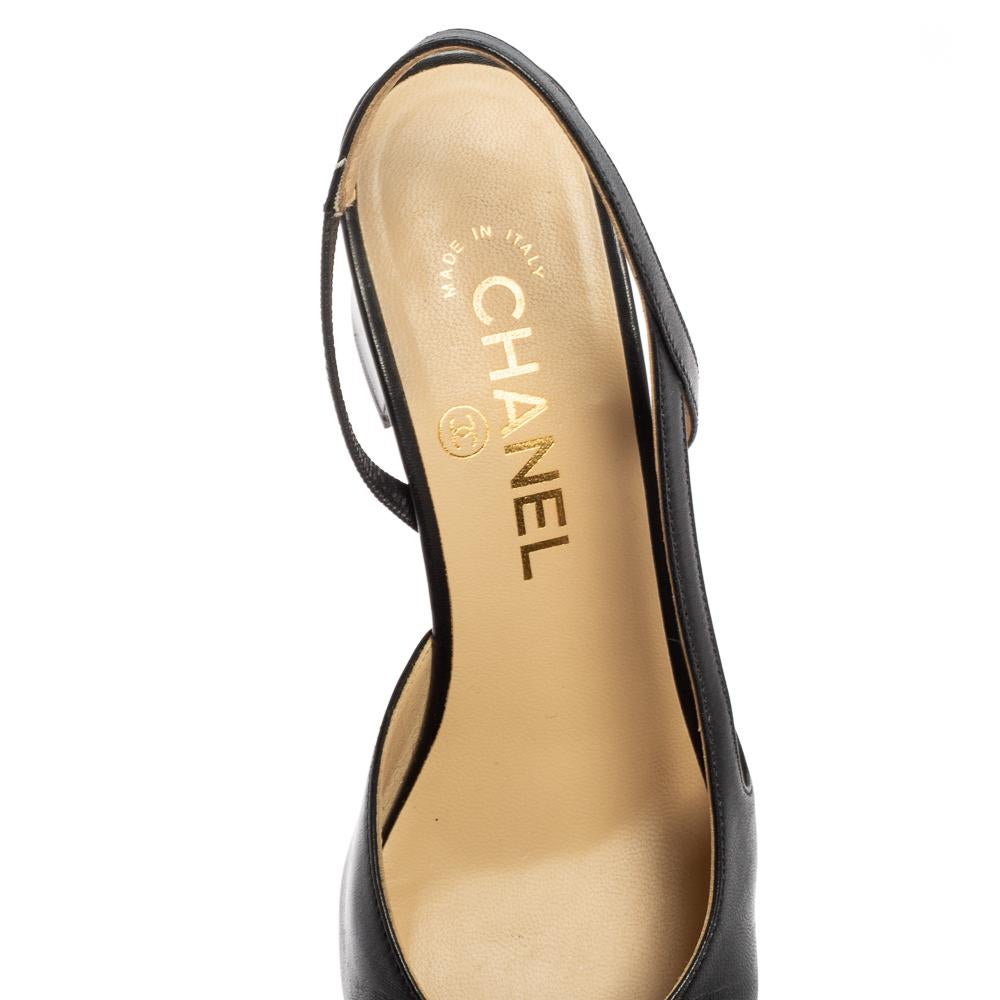 Chanel Black Leather And Canvas CC Cap Toe Slingback Sandals Size 37 In Good Condition In Dubai, Al Qouz 2