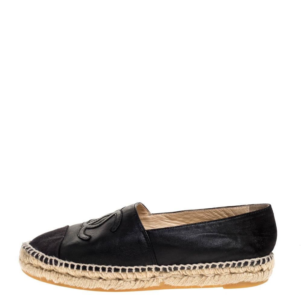 Amp up your style quotient as you glam up your casual outfit with these gorgeous Chanel flats. Crafted from canvas and leather, they feature round toes, espadrille midsoles, and CC logo on the vamps. Wear these black shoes and look the most