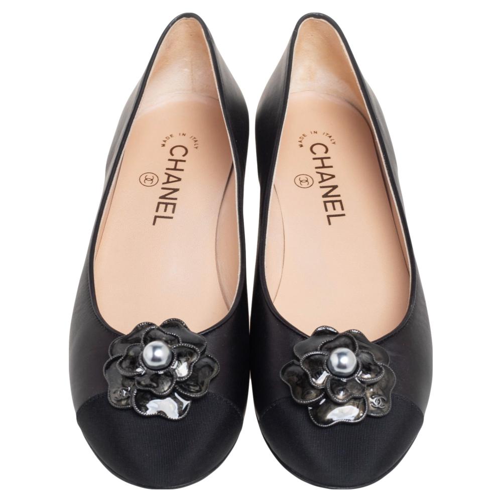 These beautifully designed Chanel Camellia ballet flats are a delight to own. Crafted from black leather and fabric, they feature the signature Camellia flower with a pearl on the toes. Grab these comfortable flats right away!

Includes: Original