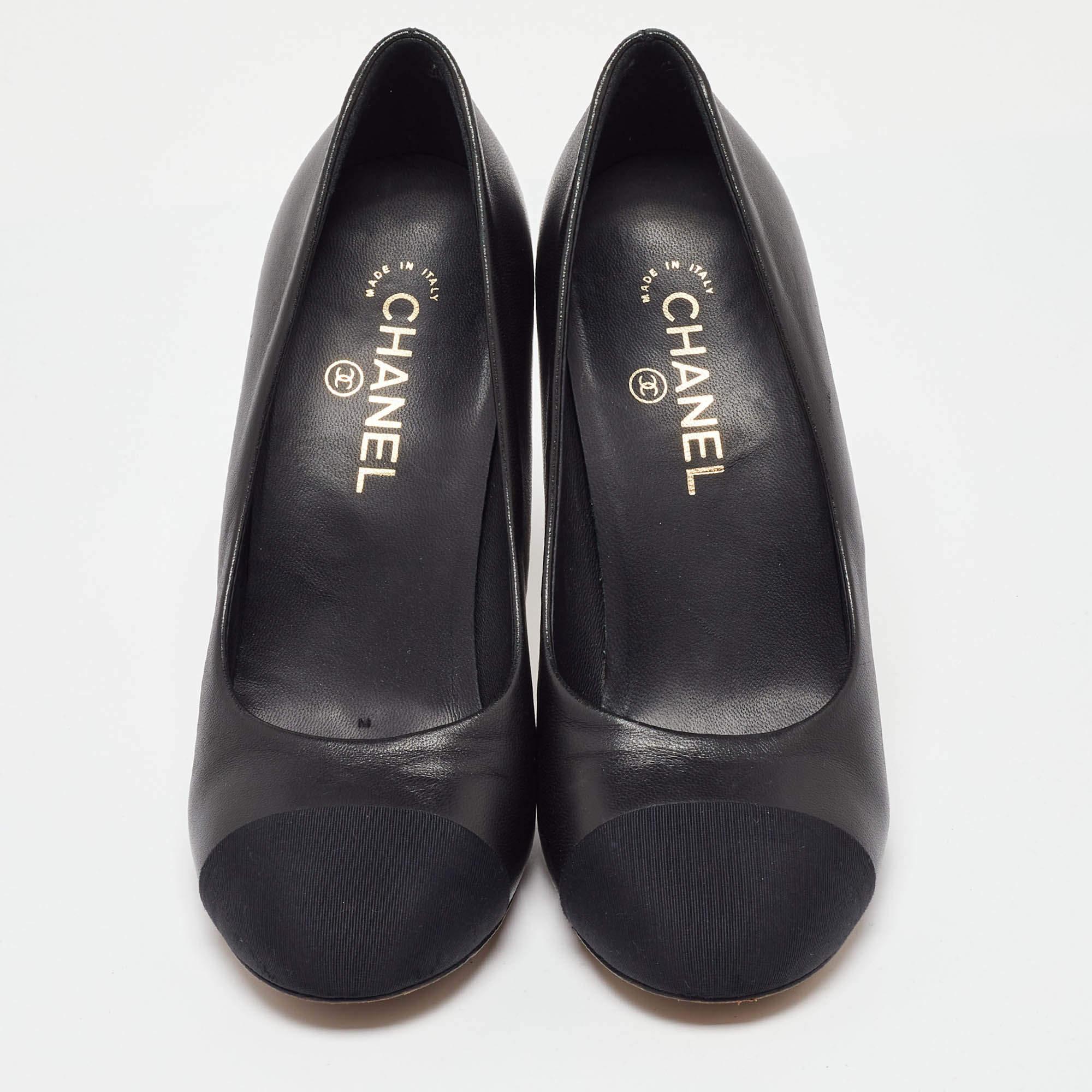 Chanel Black Leather and Fabric Cap Toe Faux Pearl Heel Pumps Size 40 In Good Condition In Dubai, Al Qouz 2