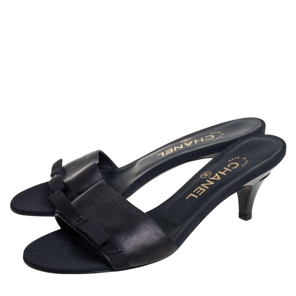 Chanel Black Leather And Fabric CC Bow Open Toe Slide Sandals Size 38.5 In Good Condition In Dubai, Al Qouz 2