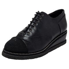 Chanel - Chaussures Oxford à bouts compensés en cuir et tissu noir avec logo CC, taille 36