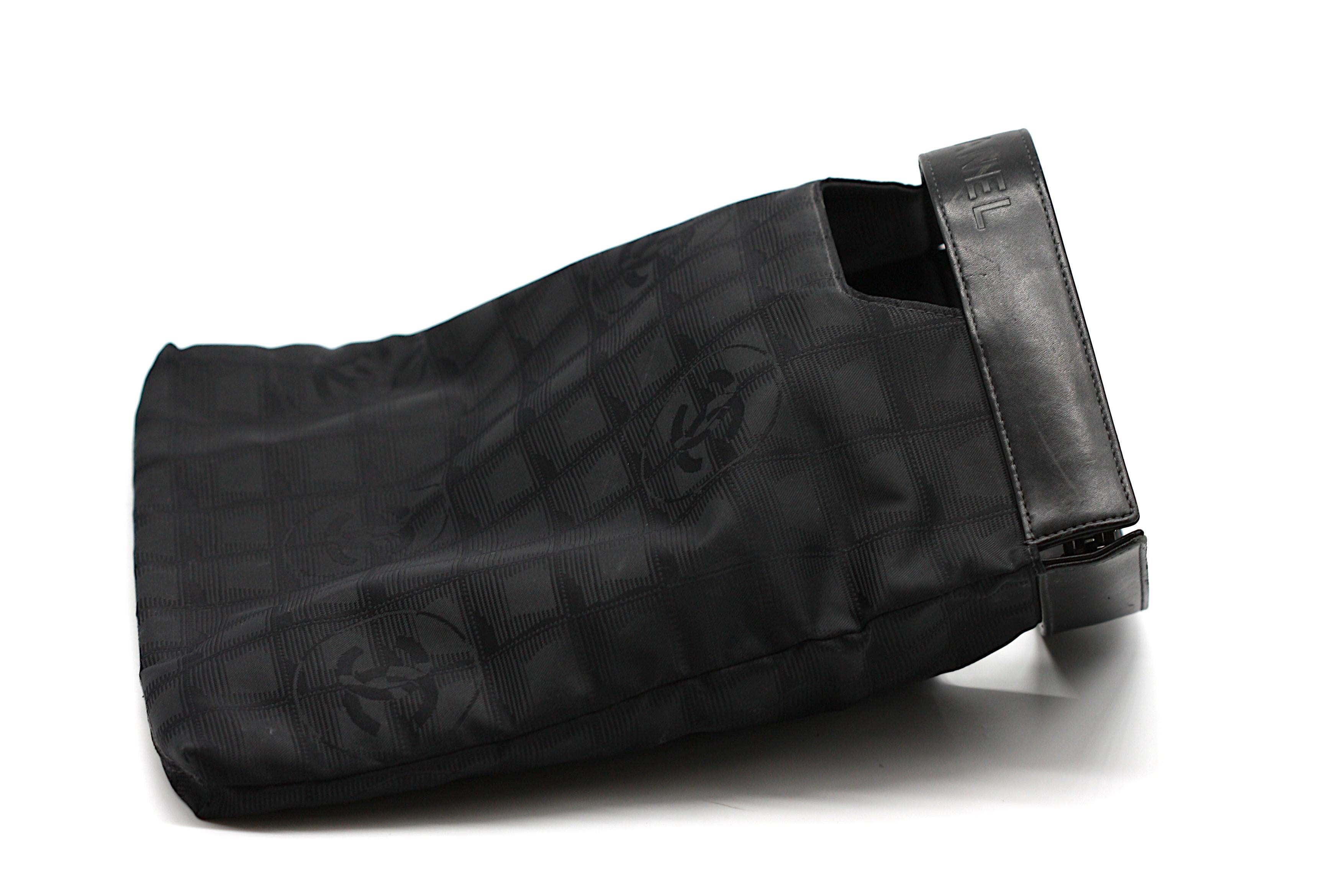 Chanel borsa nera in pelle e tessuto
Raffinata creazione della Maison Chanel, questa elegante borsa accosta la morbida pelle nera a un corpo in tessuto trapuntato. Il design è caratterizzato da doppi manici in pelle nera e da una chiusura sicura,