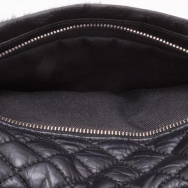Sacoche en cuir et fourrure noire de Chanel en vente 2