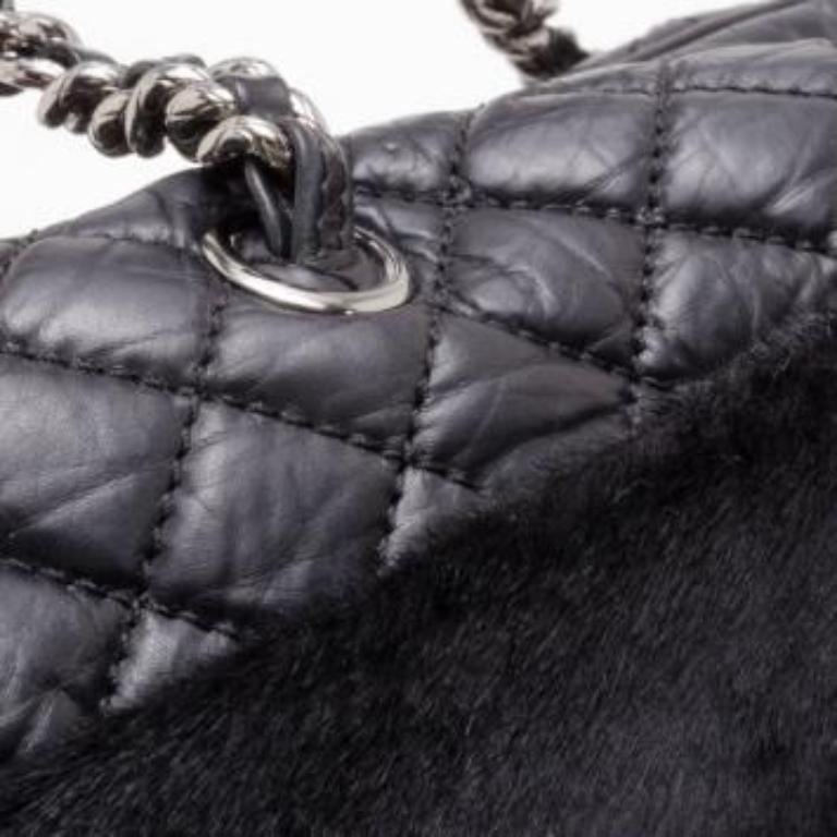 Sacoche en cuir et fourrure noire de Chanel en vente 3