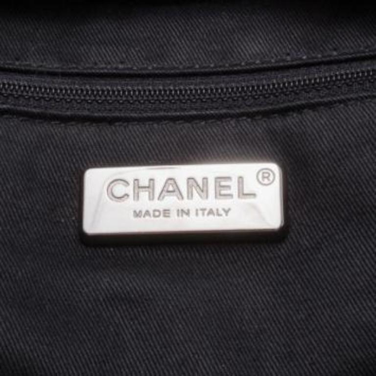 Sacoche en cuir et fourrure noire de Chanel en vente 4