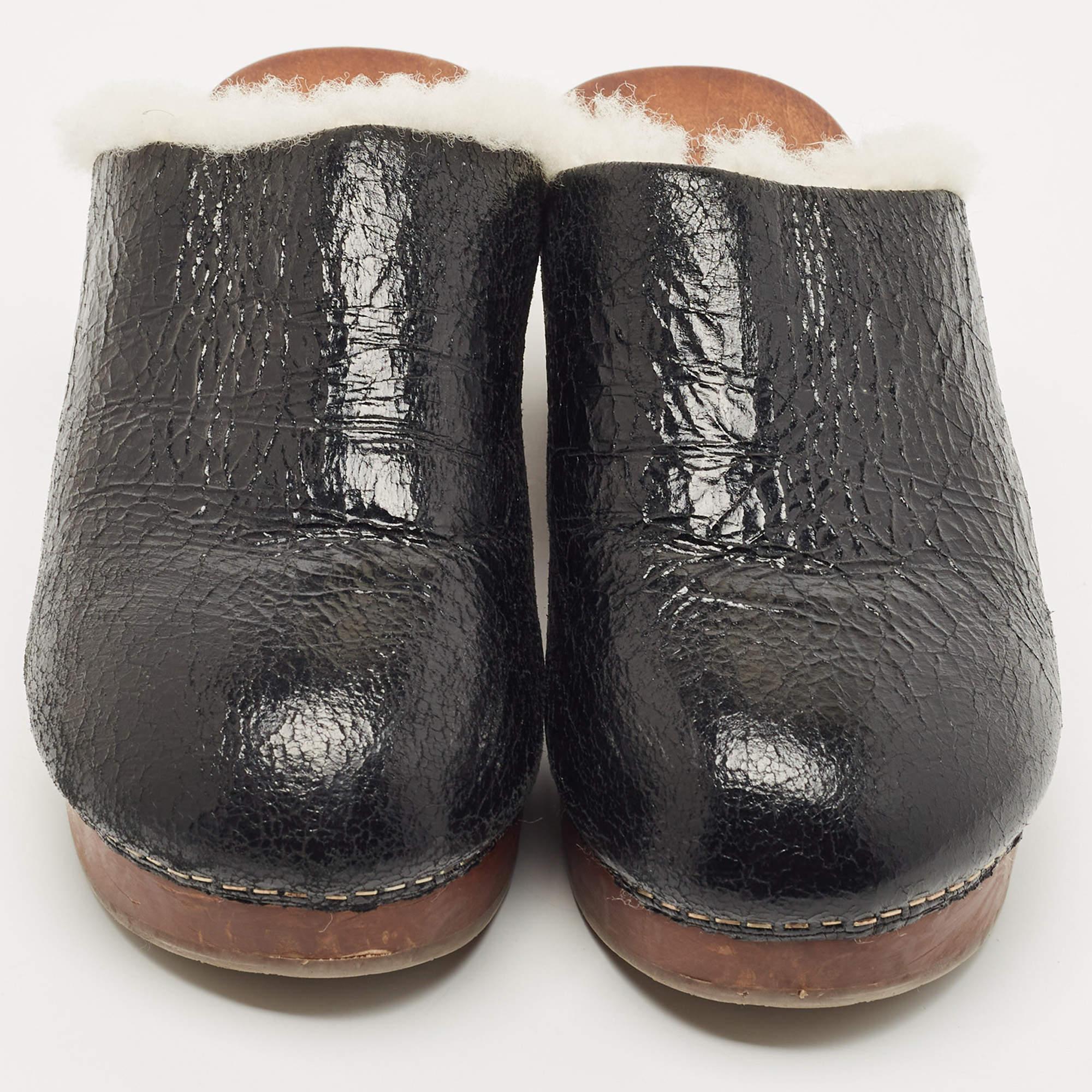 Chanel Black Leather and Fur Slip On Clogs Size 39 In Good Condition In Dubai, Al Qouz 2