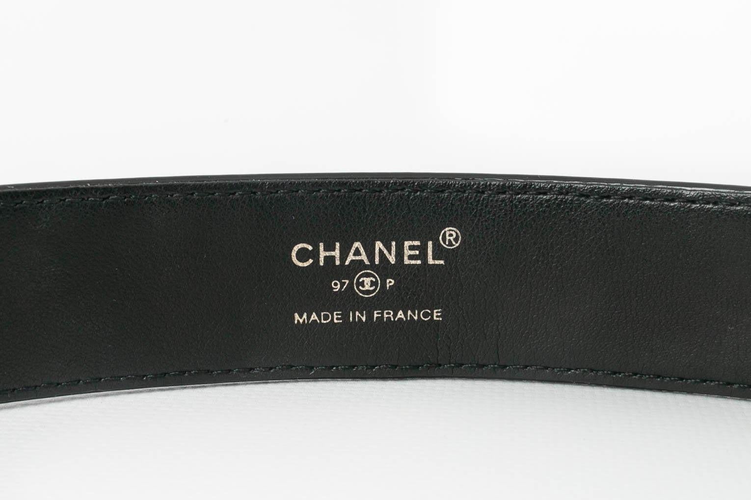 Chanel Schwarzer Gürtel aus Leder und vergoldetem Metall aus der Frühjahr-Sommer-Kollektion 1997 im Angebot 6