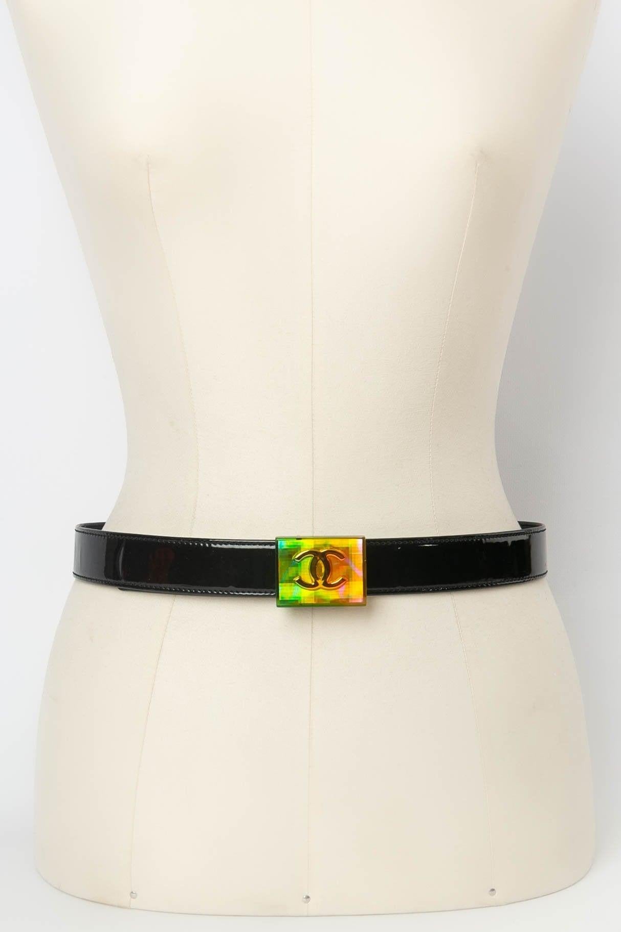 Chanel (Made in France) Black leather and gilded metal belt, decorated with an holographic buckle. 1997 Spring-Summer Collection. Indicated size 75/30.

Additional information: 
Dimensions: Length: 73 cm to 77.5 cm (28.74