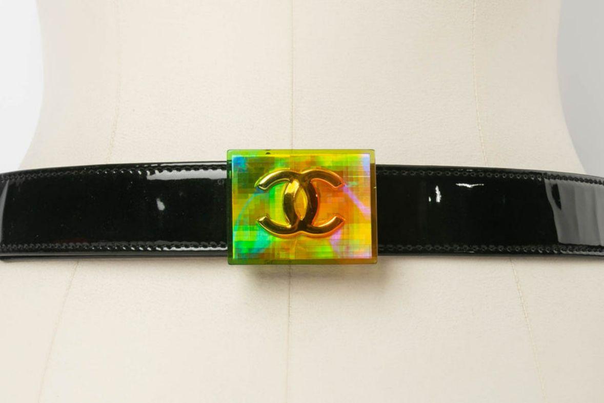 Chanel Schwarzer Gürtel aus Leder und vergoldetem Metall aus der Frühjahr-Sommer-Kollektion 1997 im Zustand „Hervorragend“ im Angebot in SAINT-OUEN-SUR-SEINE, FR