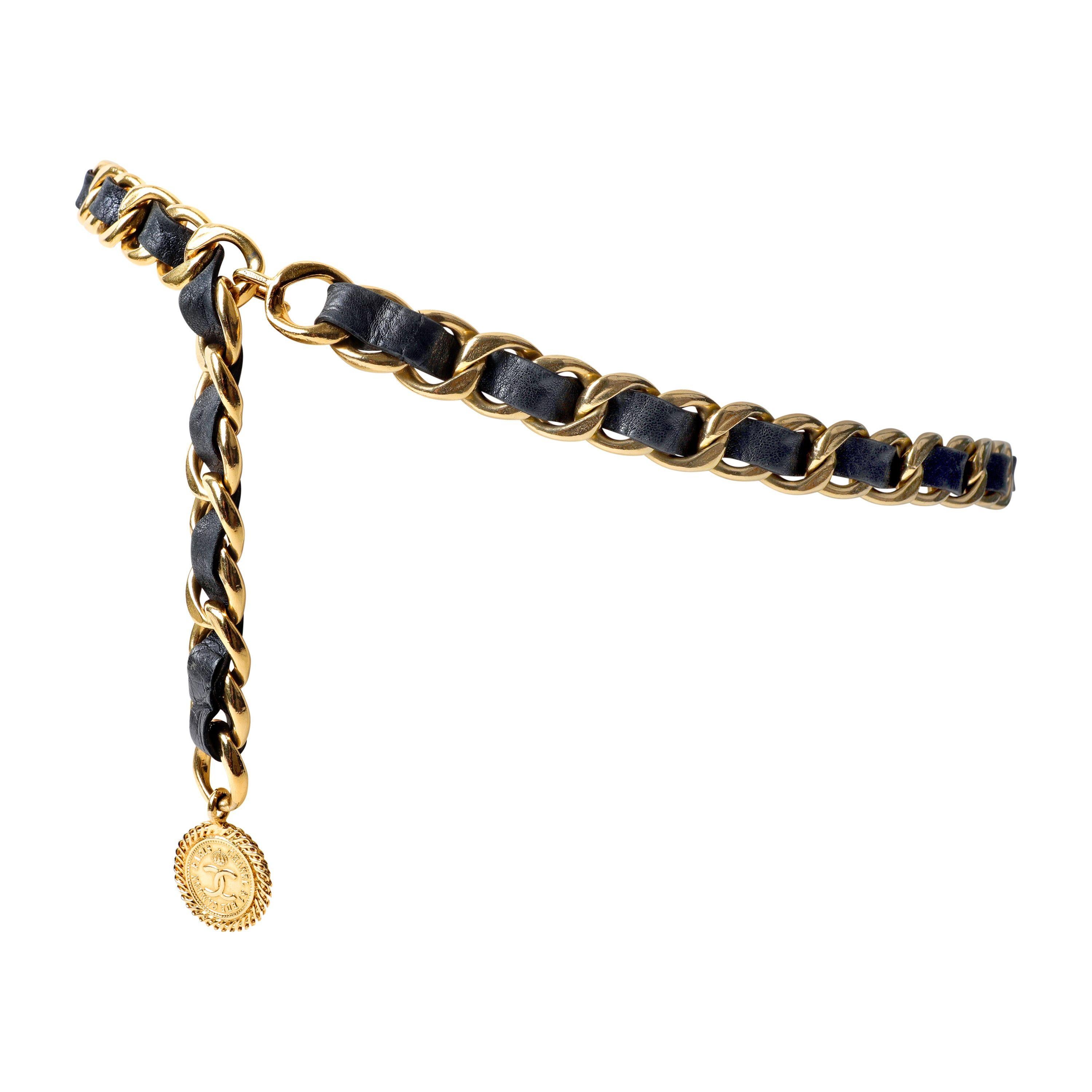Beige Chanel - Ceinture vintage en cuir noir et chaîne en or avec charme en vente