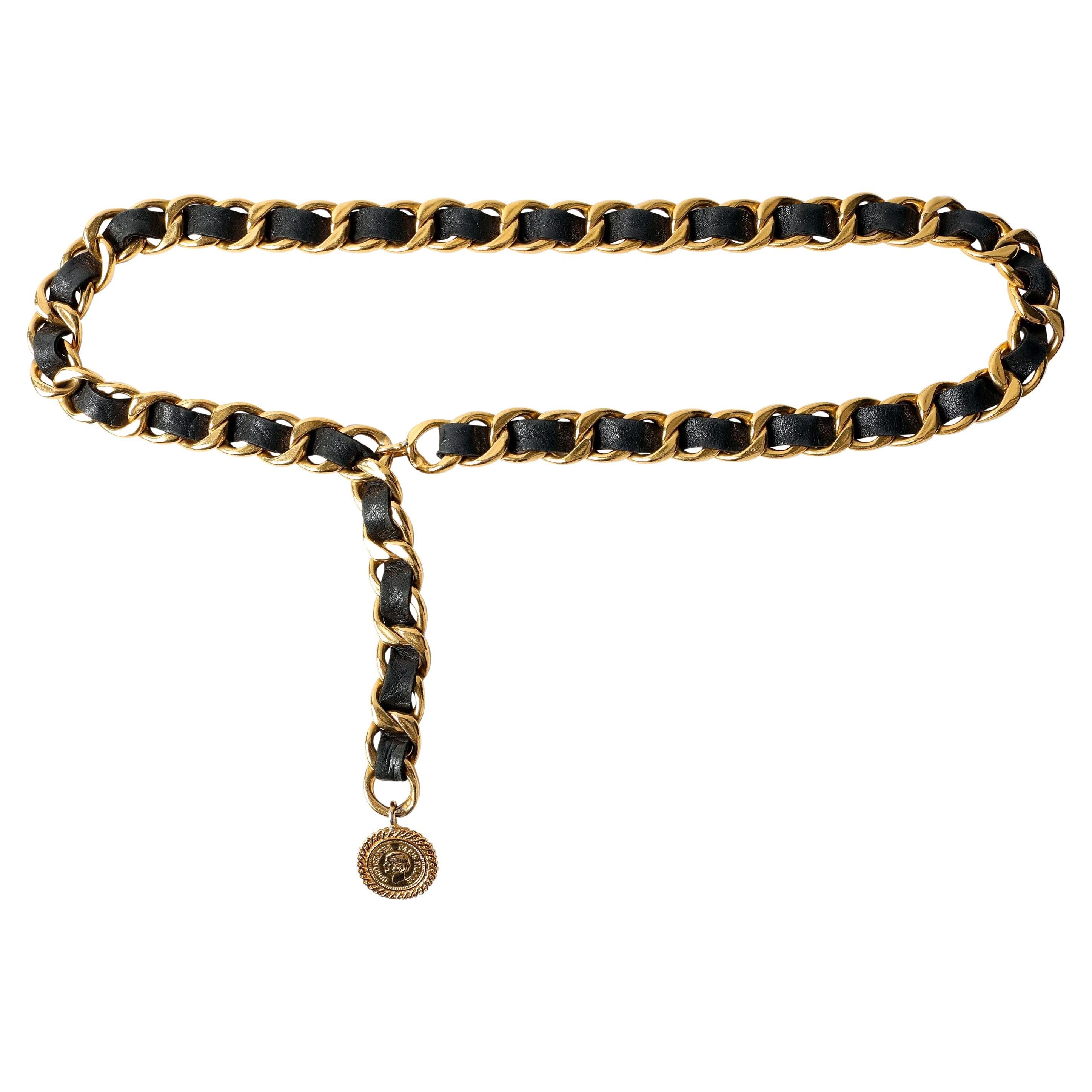 Chanel Schwarzes Leder und Goldkette mit Charm Vintage Gürtel im Angebot