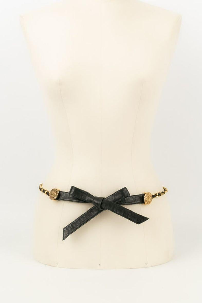 Chanel Black Leather and Gold Metal Belt, Size 75 In Good Condition For Sale In SAINT-OUEN-SUR-SEINE, FR