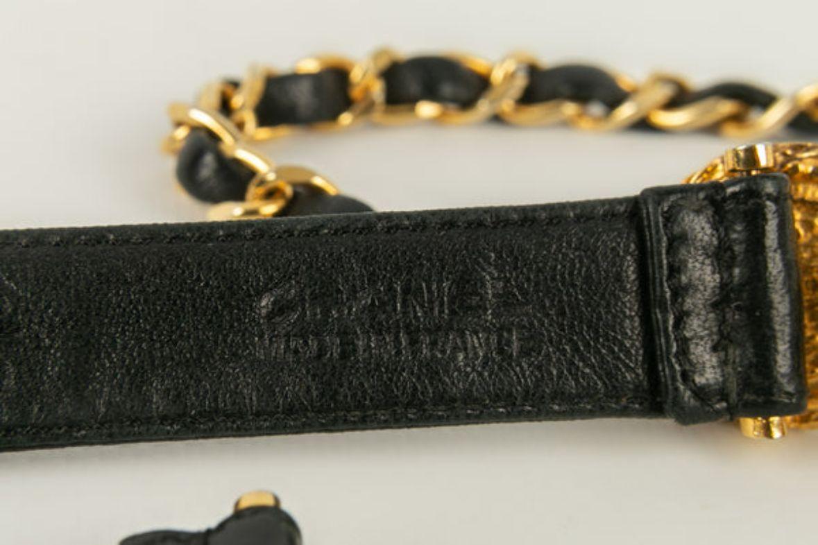 Ceinture Chanel en cuir noir et métal doré, taille 75 en vente 4