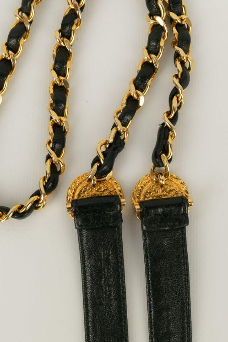 Ceinture Chanel en cuir noir et métal doré, taille 75 en vente 5