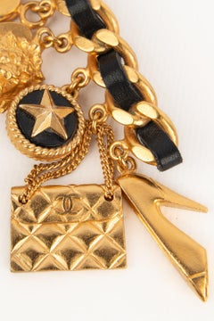 Chanel Brosche aus schwarzem Leder und goldenem Metall Herbst, 1995
