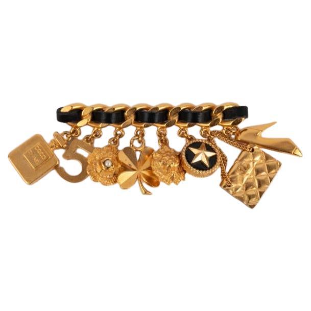 Chanel Brosche aus schwarzem Leder und goldenem Metall Herbst, 1995